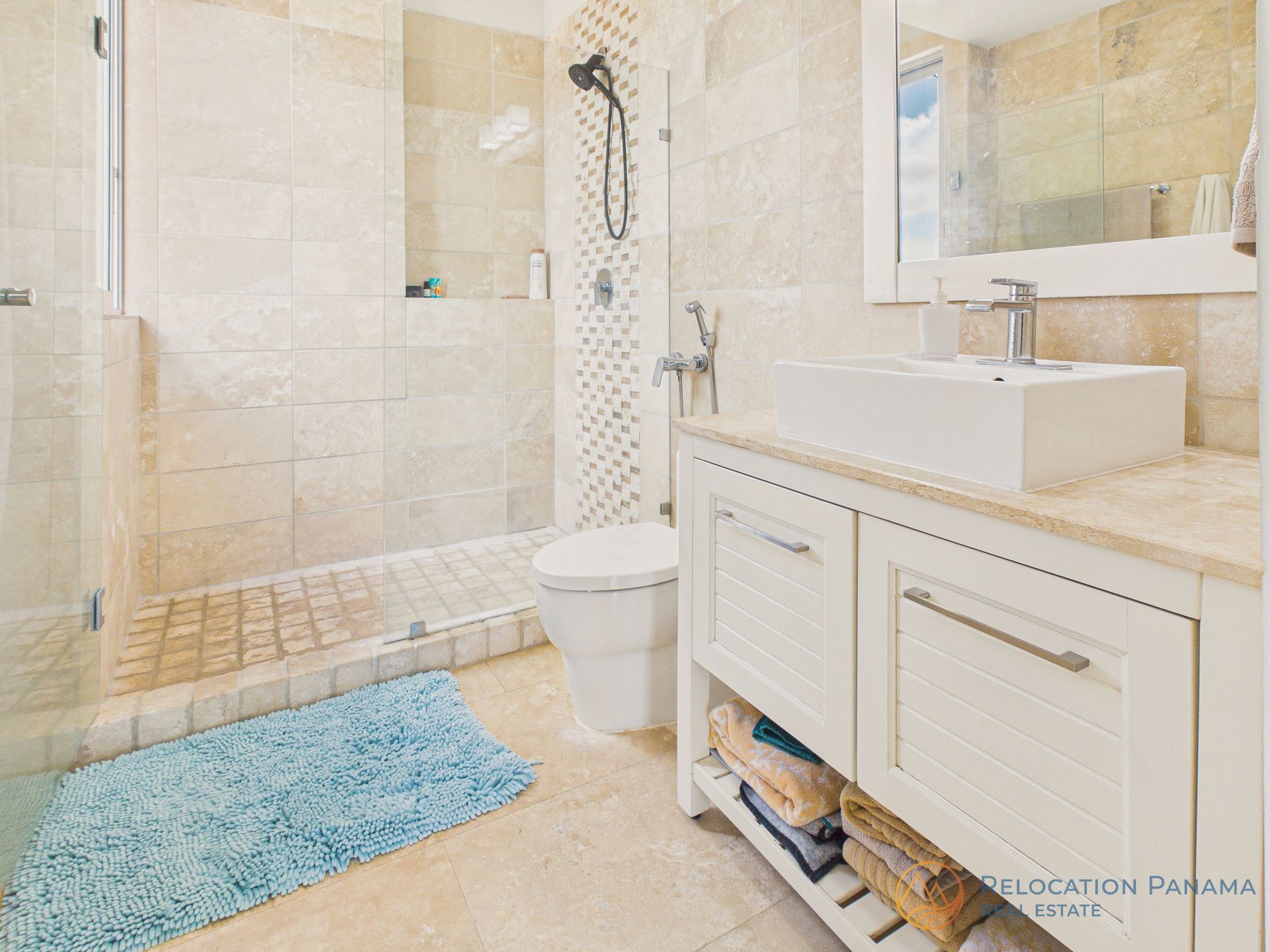 Baño moderno en apartamento residencial de Río Mar Panamá