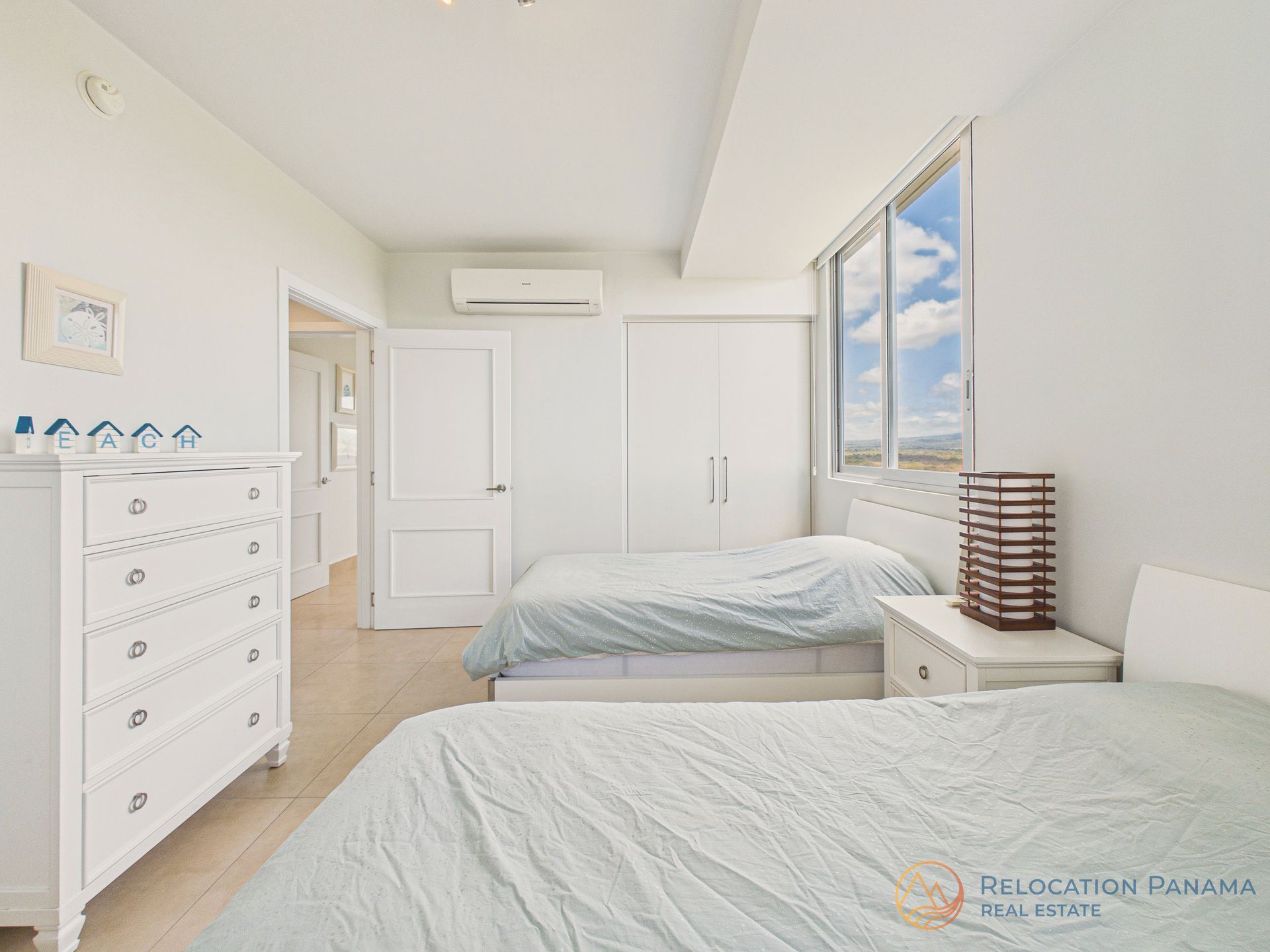 Dormitorio moderno con luz natural en Río Mar Panamá