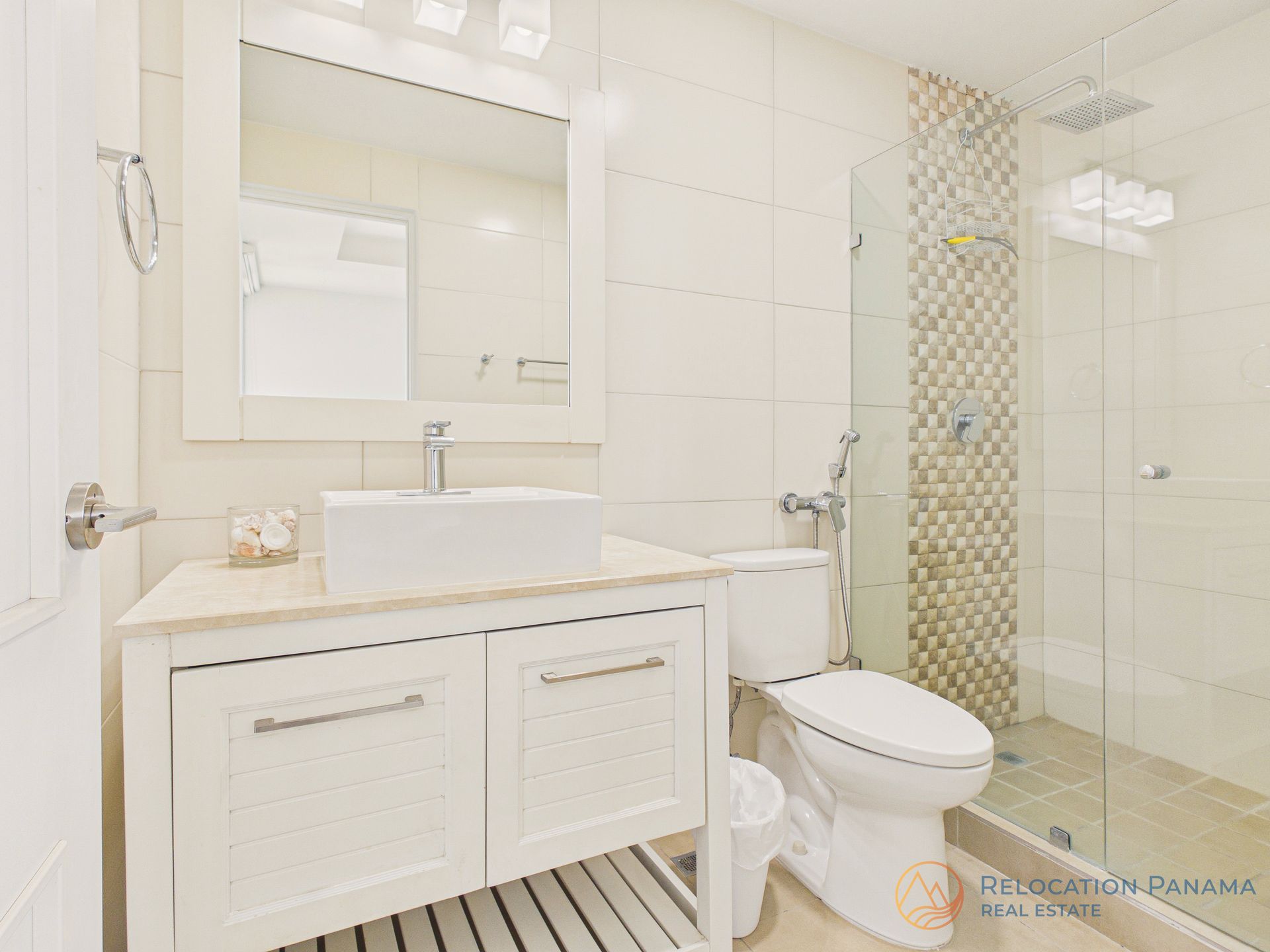 Baño moderno en apartamento residencial de Río Mar Panamá