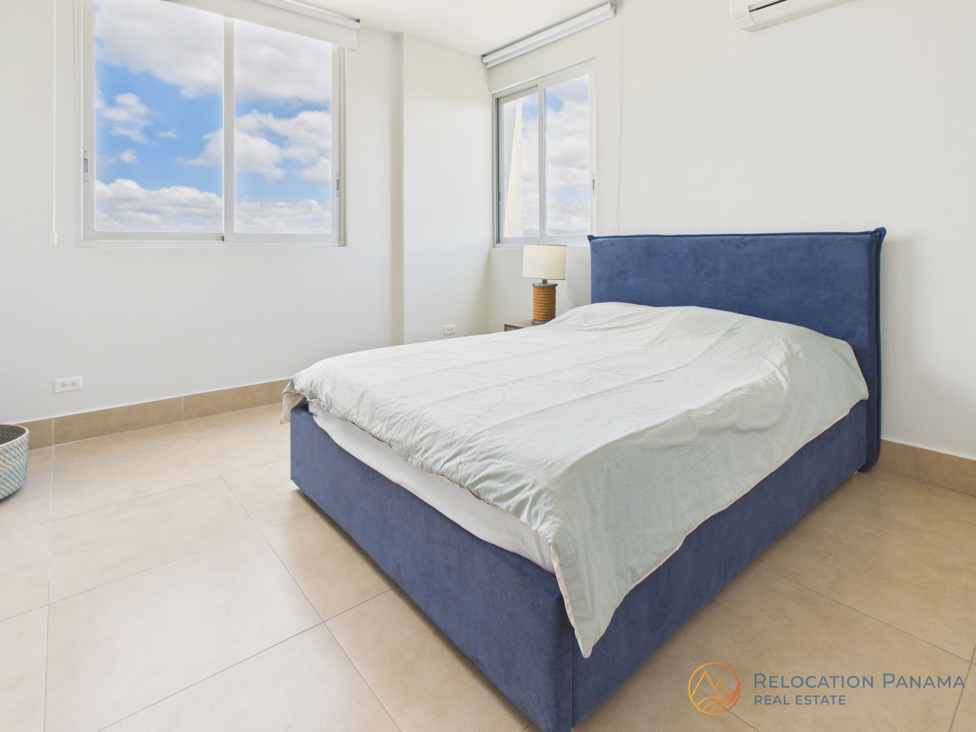 Dormitorio moderno con luz natural en Río Mar Panamá