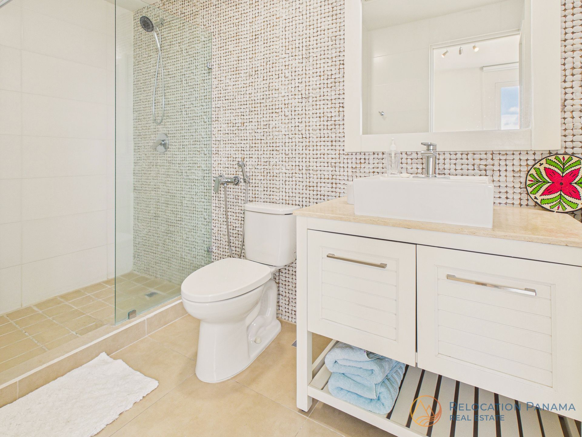 Baño moderno en apartamento frente al mar en Panamá