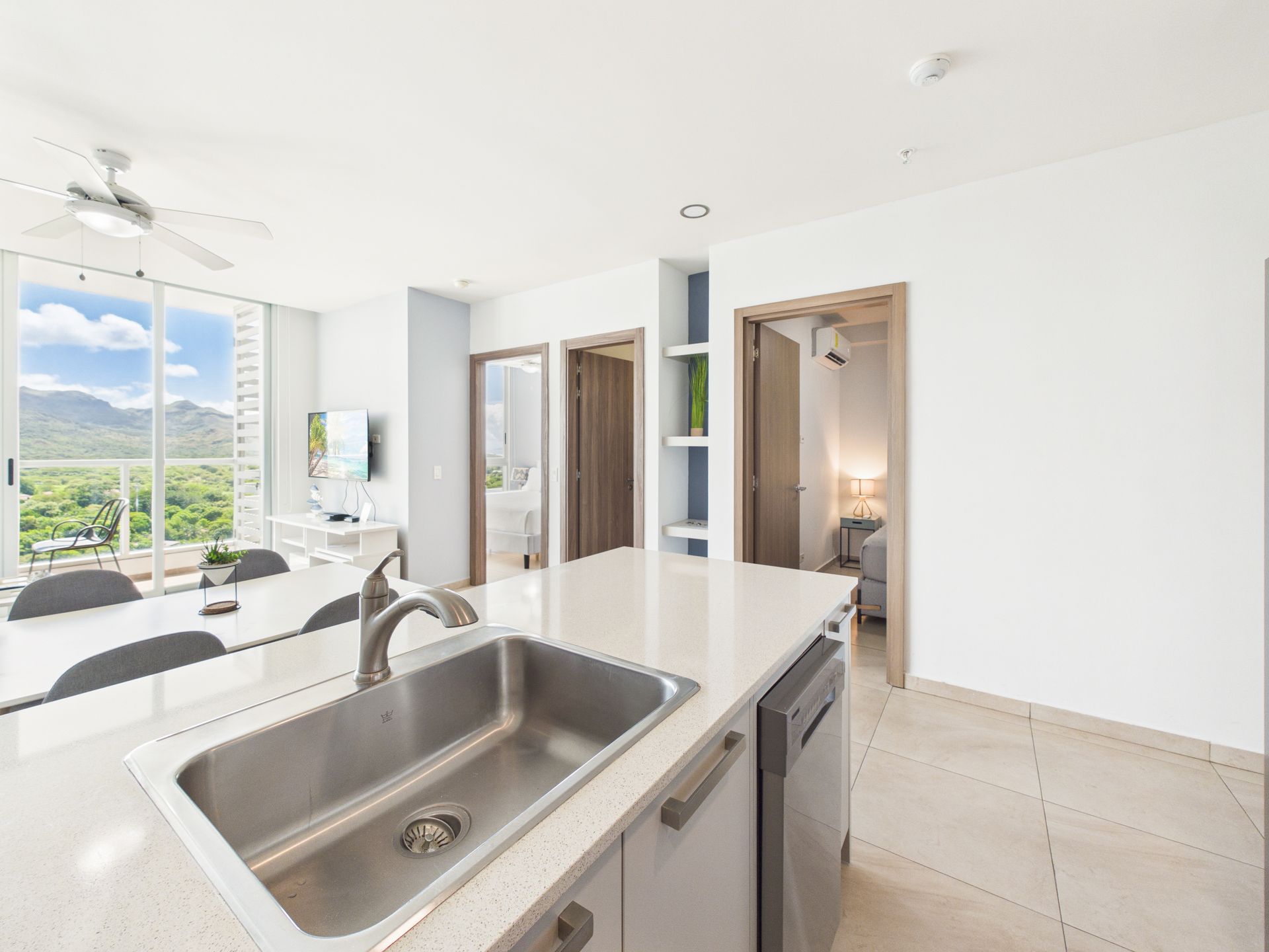 Cocina abierta con isla en apartamento de Royal Palm, Playa Gorgona