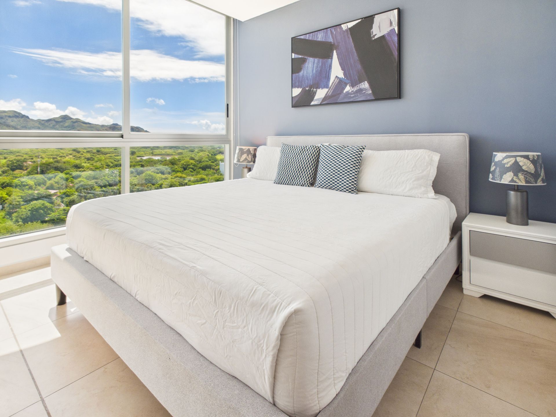 Sala con balcón y vista al mar en apartamento de Royal Palm, Playa Gorgona