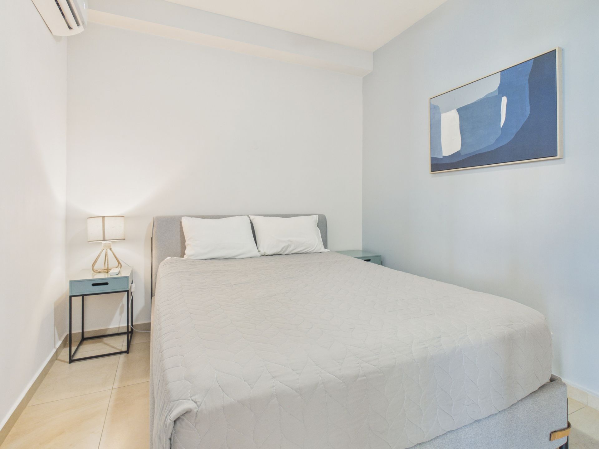 Área social con sala y comedor en apartamento de Royal Palm, Playa Gorgona