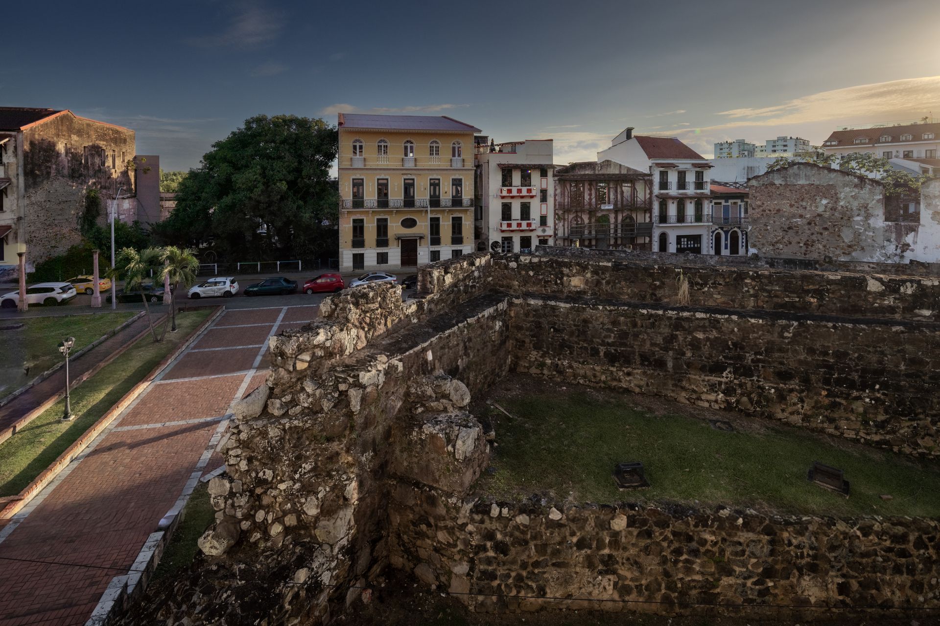 Fotografía de diseño colonial en Mansión Baluarte, Casco Viejo, realizada por Marquez Ivan Studio e Innovación Visual.