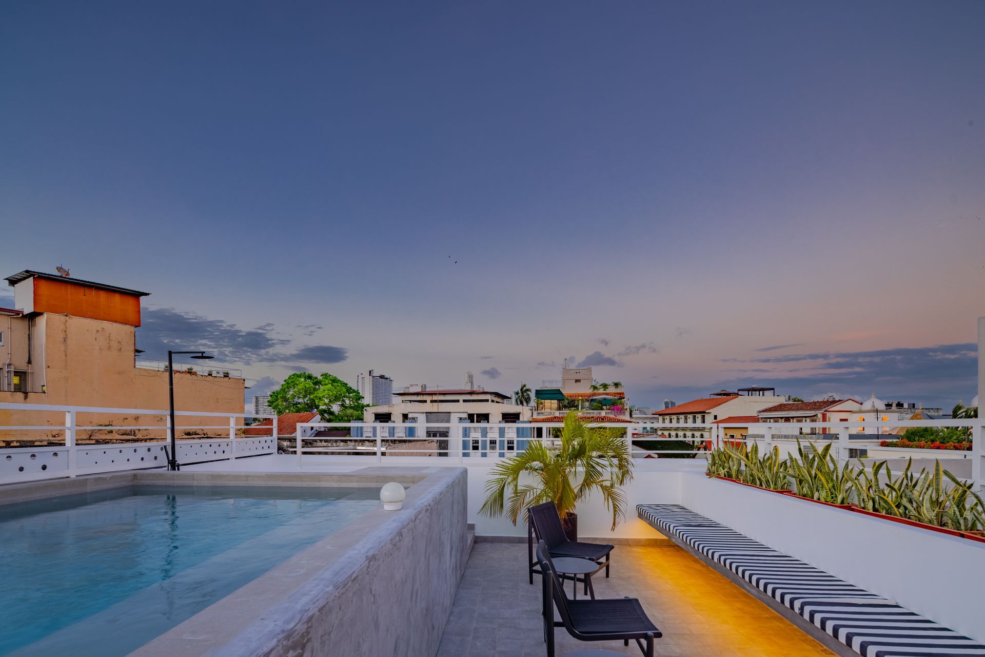 Fotografía de diseño colonial en Mansión Baluarte, Casco Viejo, realizada por Marquez Ivan Studio e Innovación Visual.