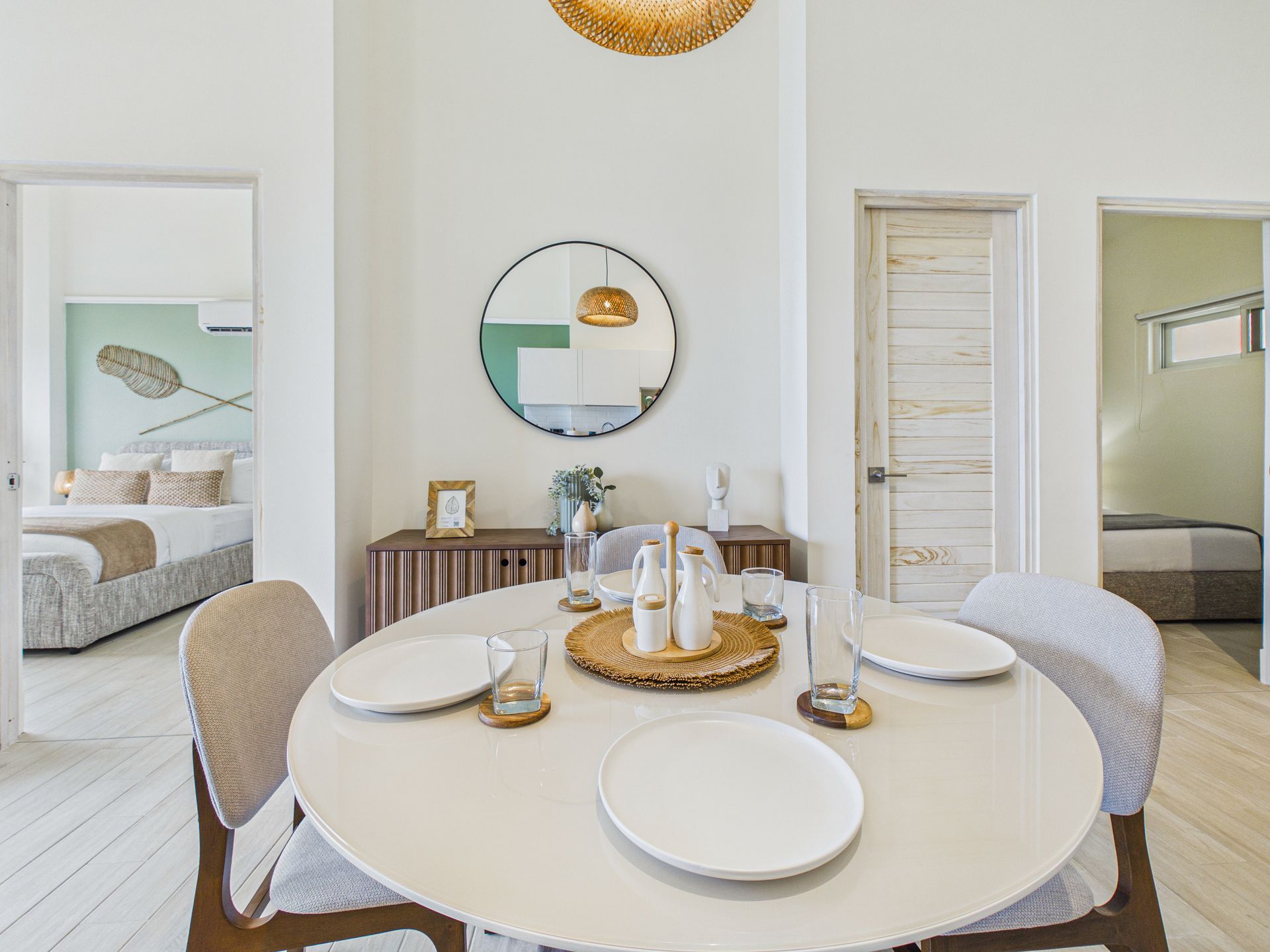 Comedor de apartamento en Olas 4, Playa Caracol, con mesa redonda y vista hacia la sala — listing de Relocation Panama Real Estate.