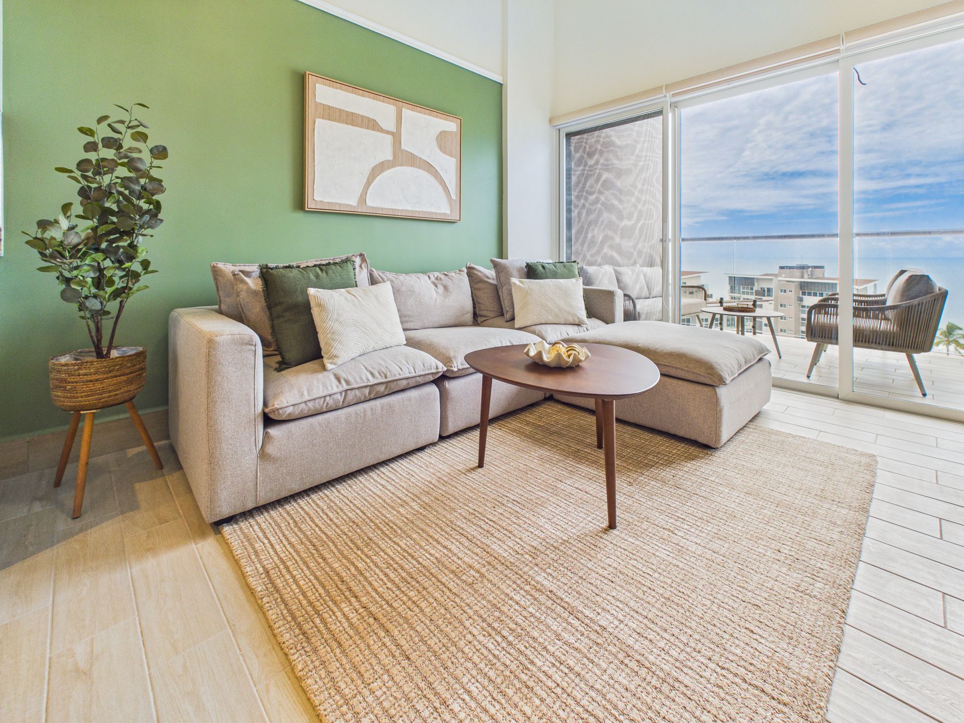 Sala wide de apartamento en Playa Caracol con sofá beige y paleta neutra — fotografía inmobiliaria para Relocation Panama.