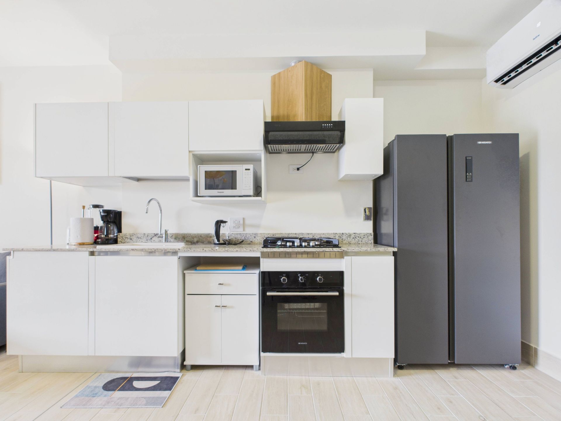 Cocina bien encuadrada con isla y espacio funcional visible — Caracol Rentals