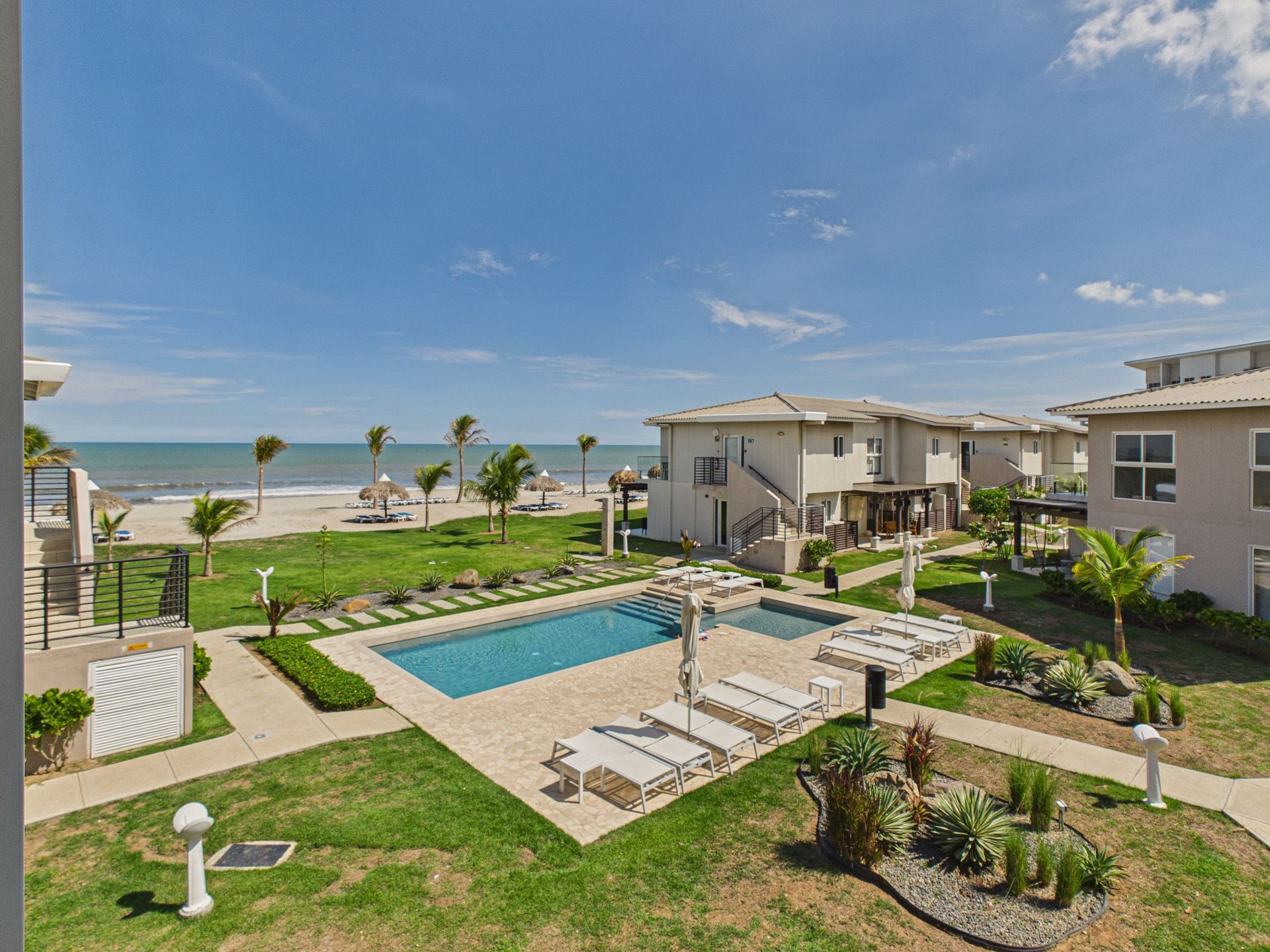 Sala con vista al mar en apartamento de Caracol Villas, Playa Caracol, Panamá