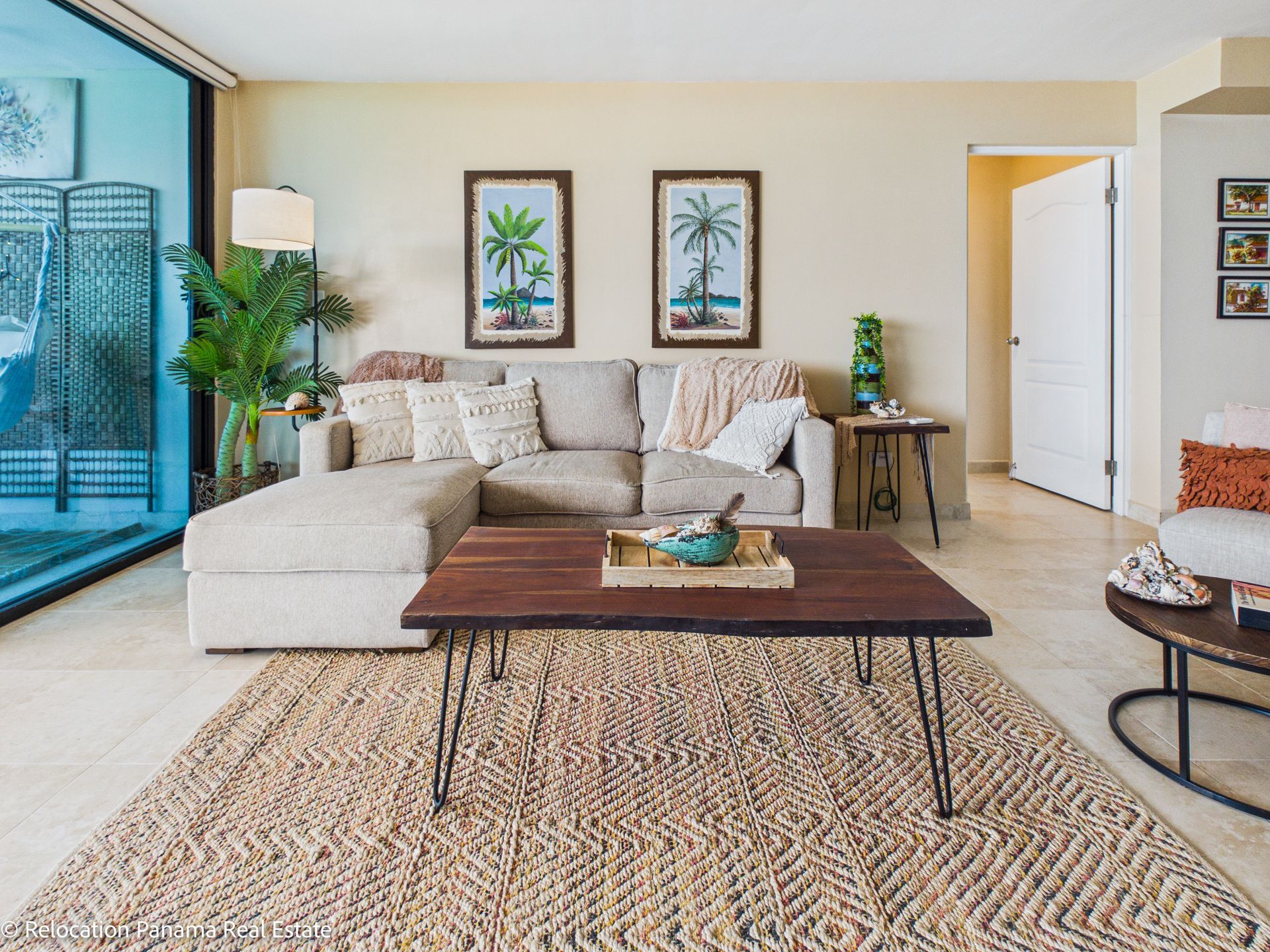 Fotografía inmobiliaria profesional en Panamá — sala con vista panorámica, Coronado Country Club