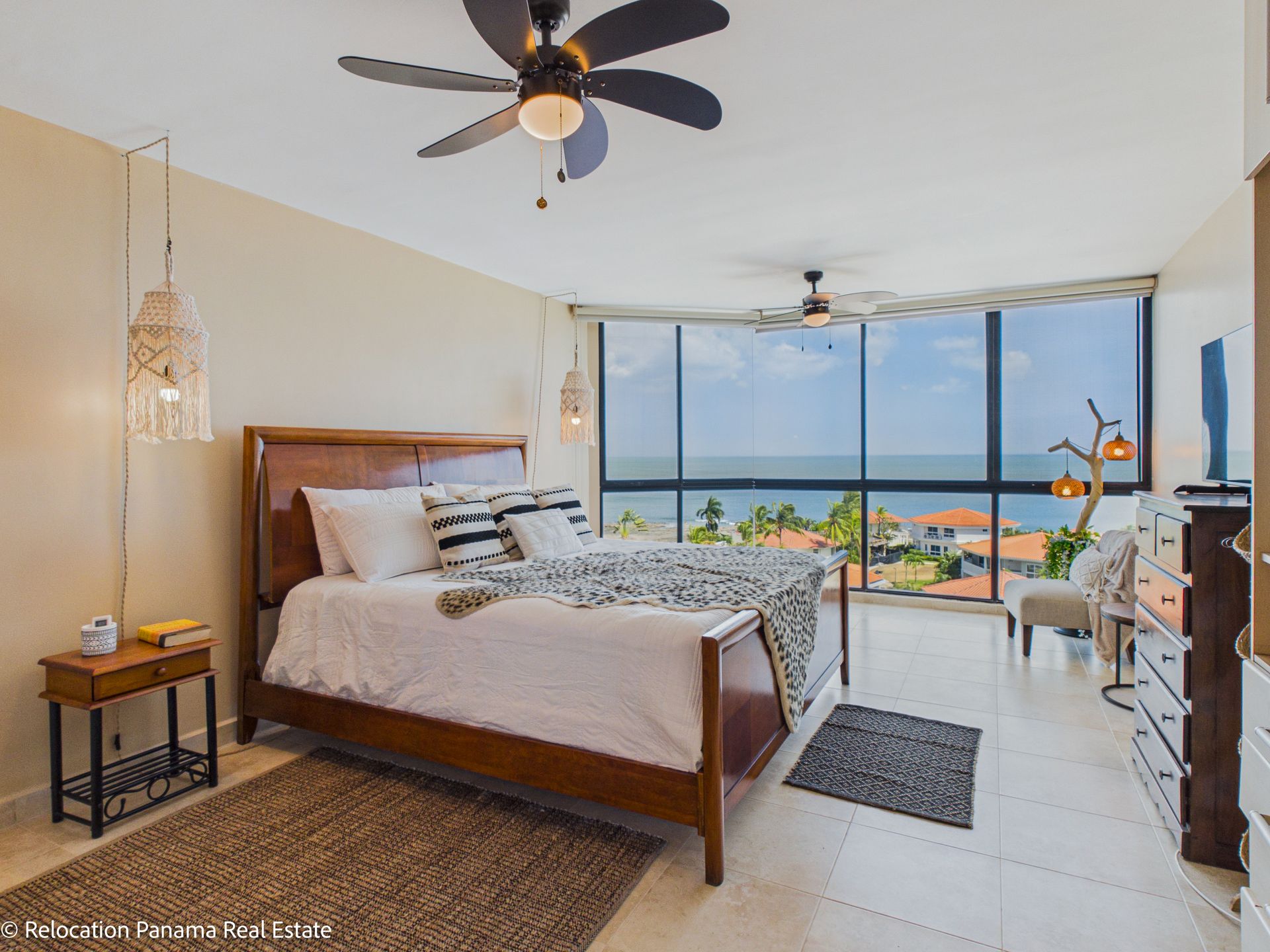 Habitación con cama frontal como punto focal, espacio lateral visible — Coronado Country Club 300, 6A