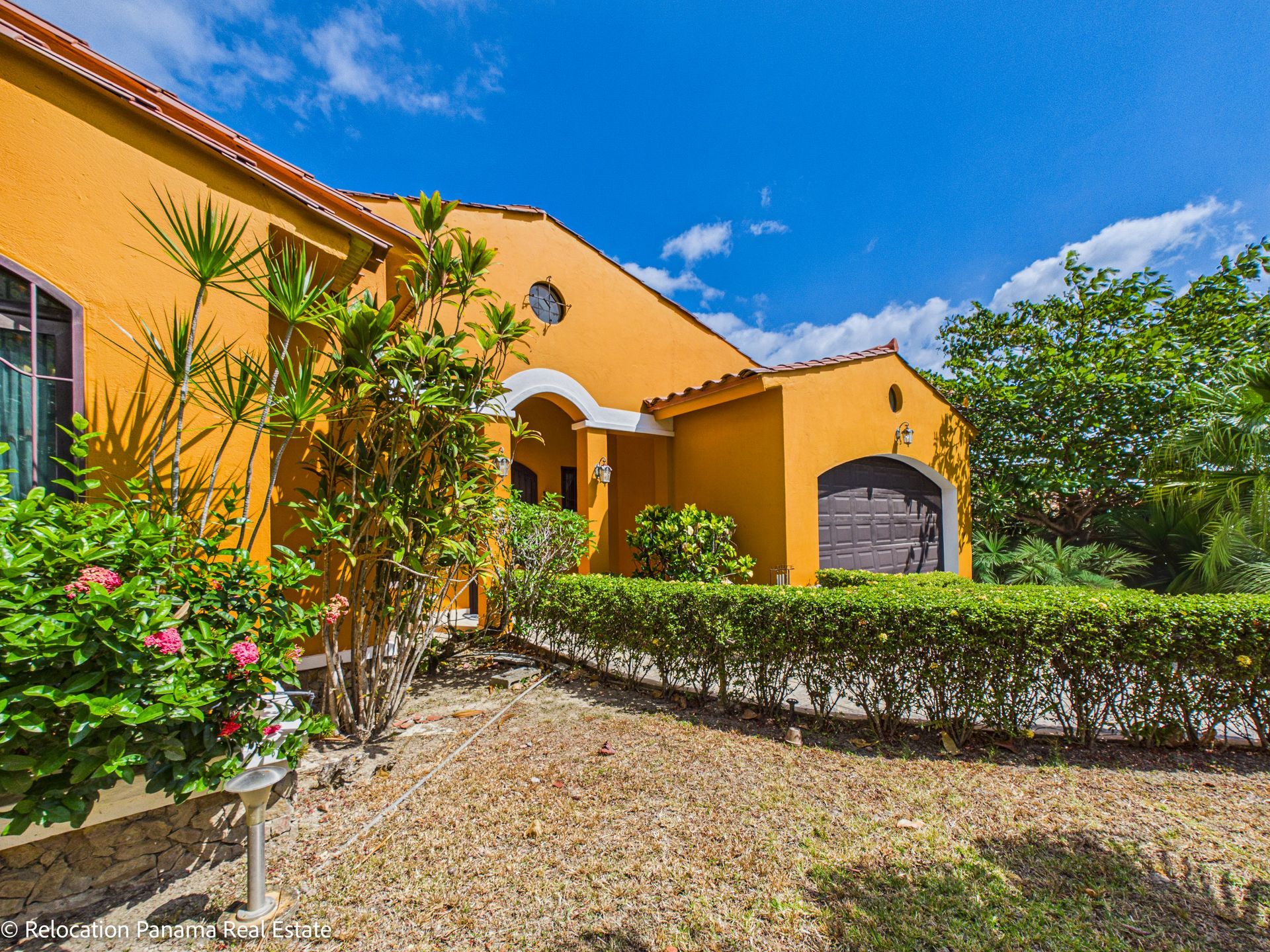 Casa con piscina y jardín tropical en Hacienda Pacífica, San Carlos. Fotografía para Relocation Panama Real Estate.
