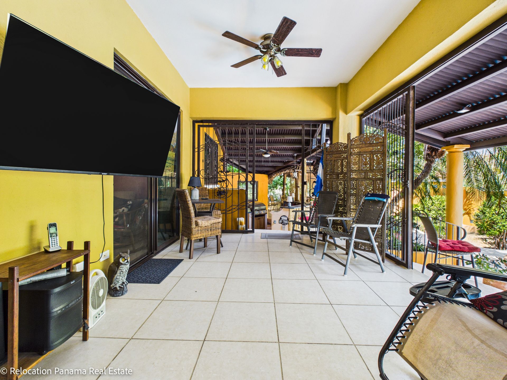 Casa con piscina y jardín tropical en Hacienda Pacífica, San Carlos. Fotografía para Relocation Panama Real Estate.