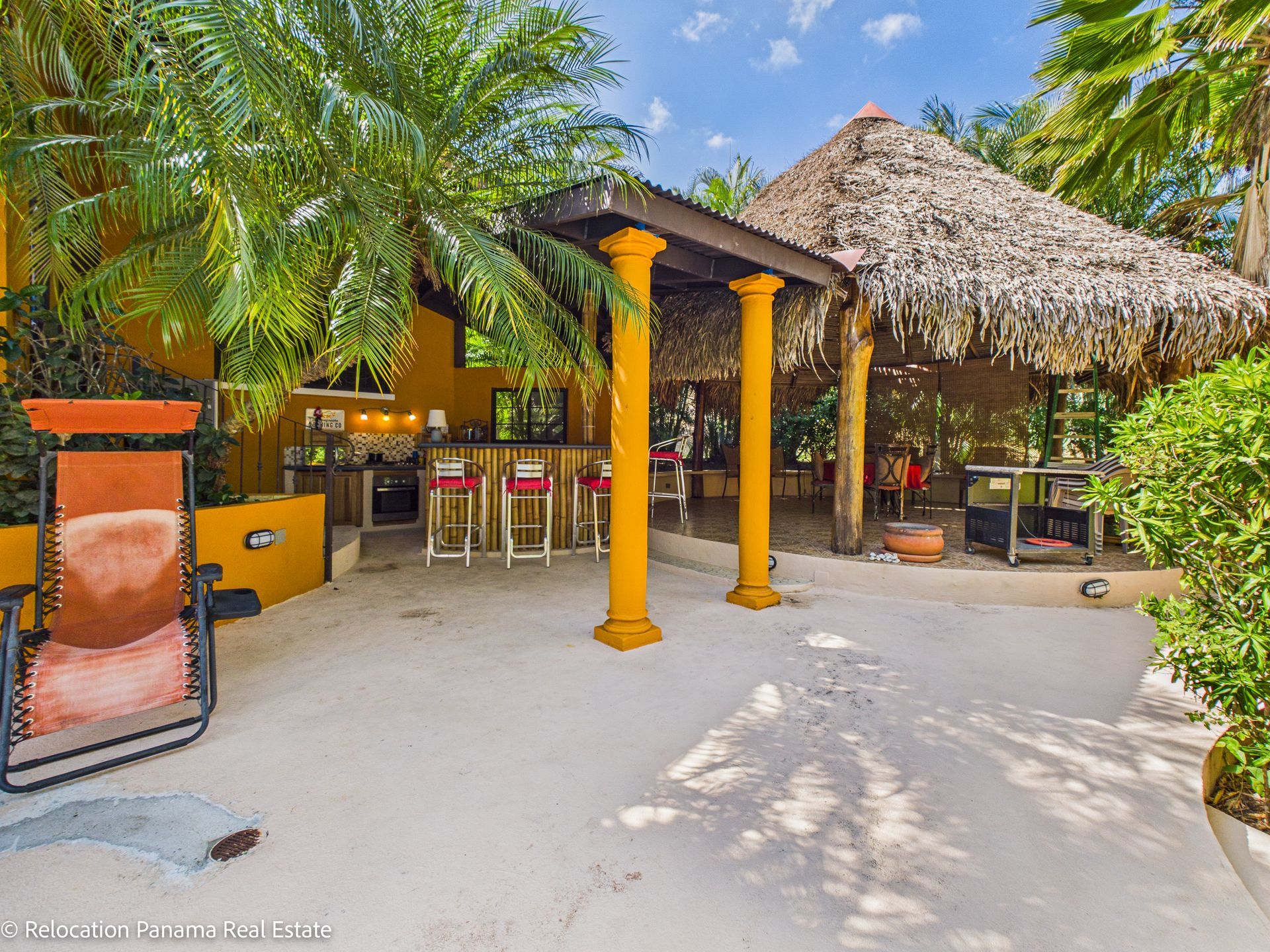 Casa con piscina y jardín tropical en Hacienda Pacífica, San Carlos. Fotografía para Relocation Panama Real Estate.
