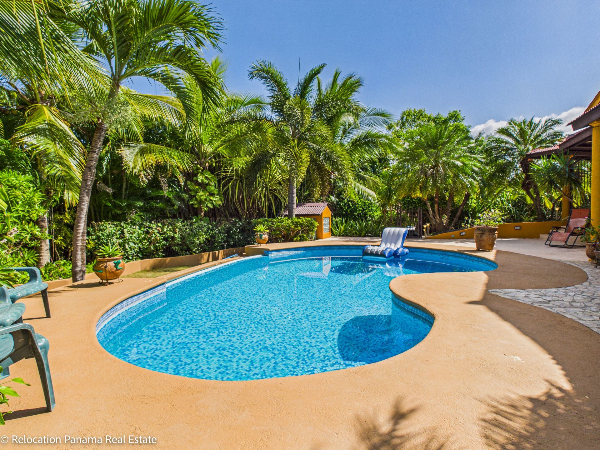 Casa con piscina y jardín tropical en Hacienda Pacífica, San Carlos. Fotografía para Relocation Panama Real Estate.