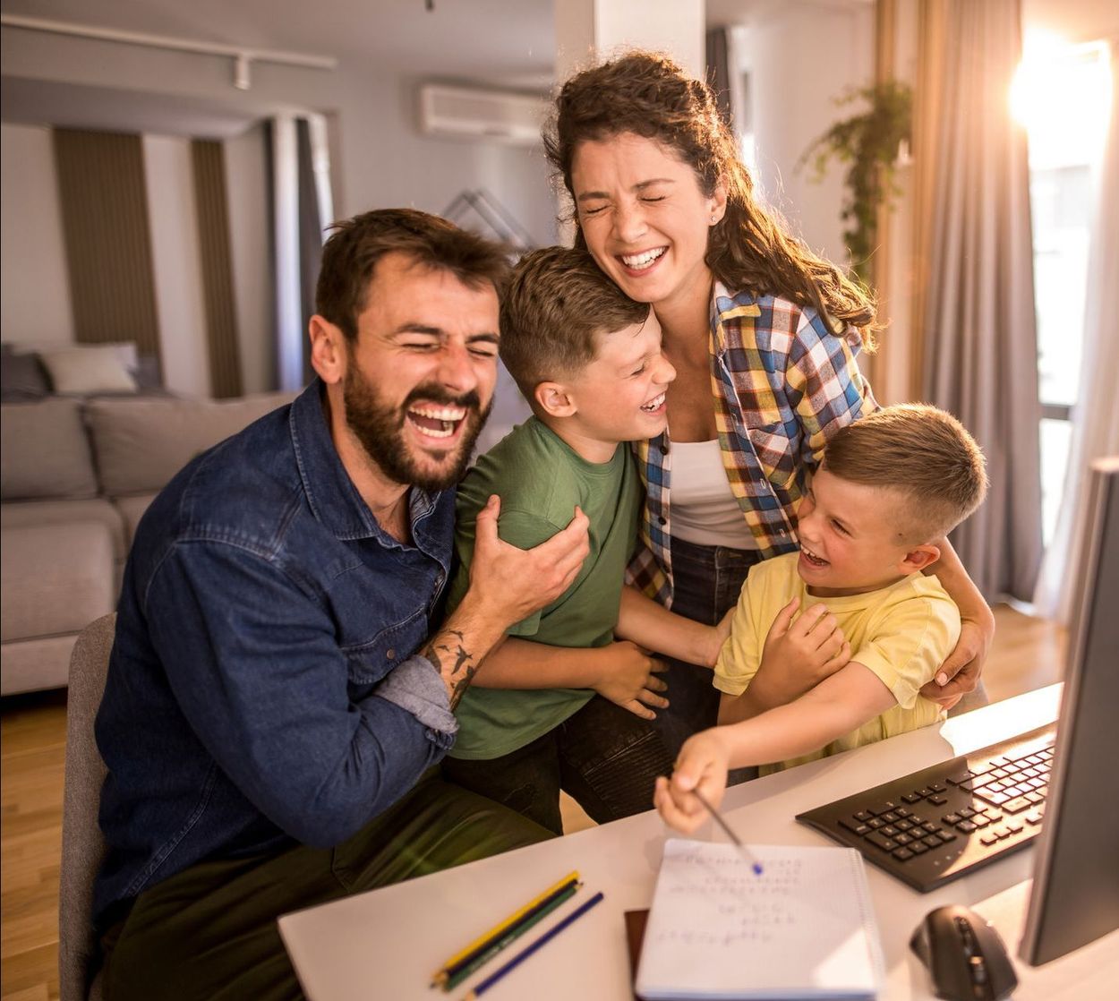 famiglia davanti al pc