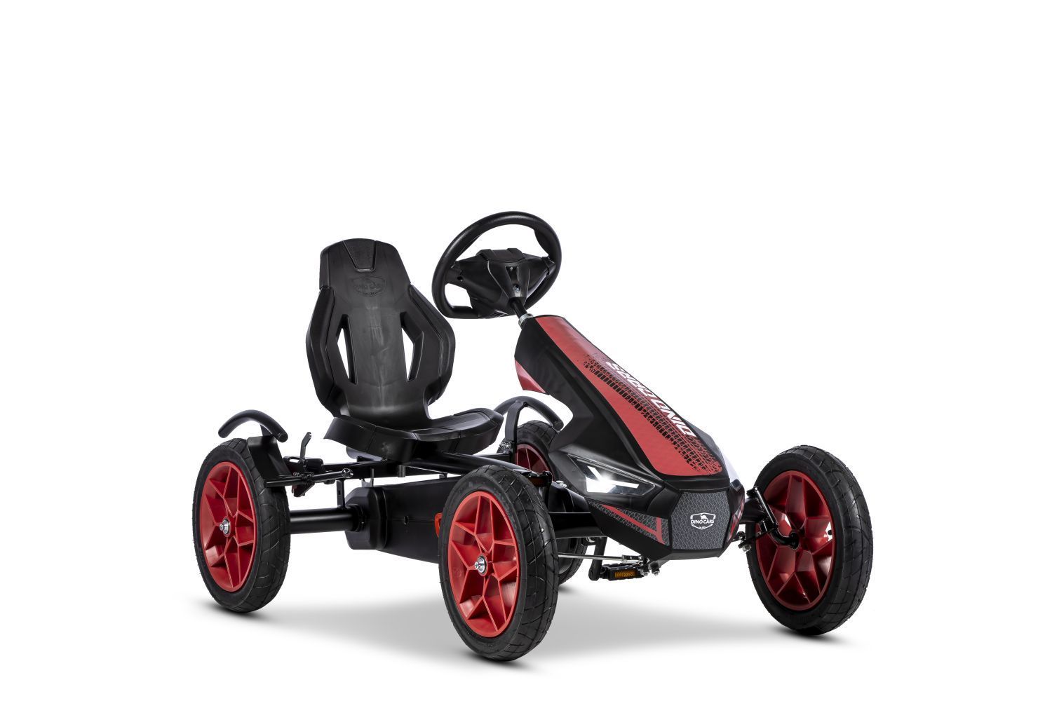 Rotes und schwarzes Pedal-Go-Kart mit schwarzem Sitz und Lenkrad auf weißem Hintergrund.