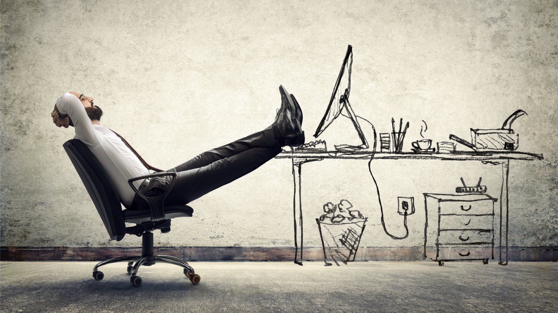 Homem relaxando em uma cadeira com os pés sobre uma mesa, ao lado de um desenho que representa um escritório.