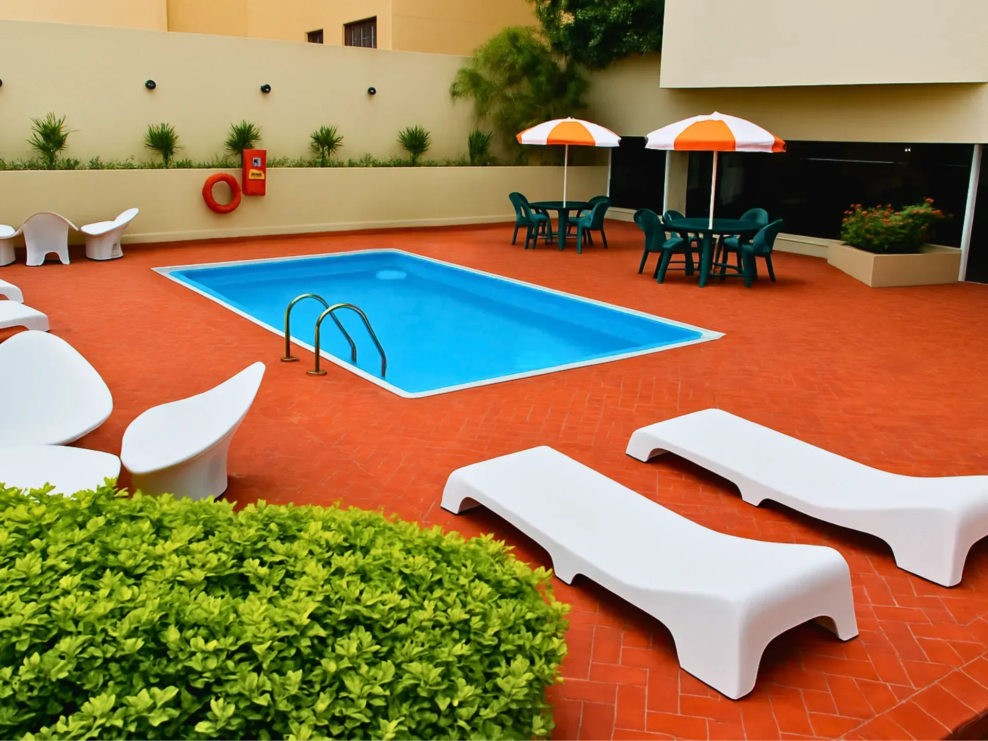 Área da piscina com piscina retangular, espreguiçadeiras e mesas com guarda-sóis.