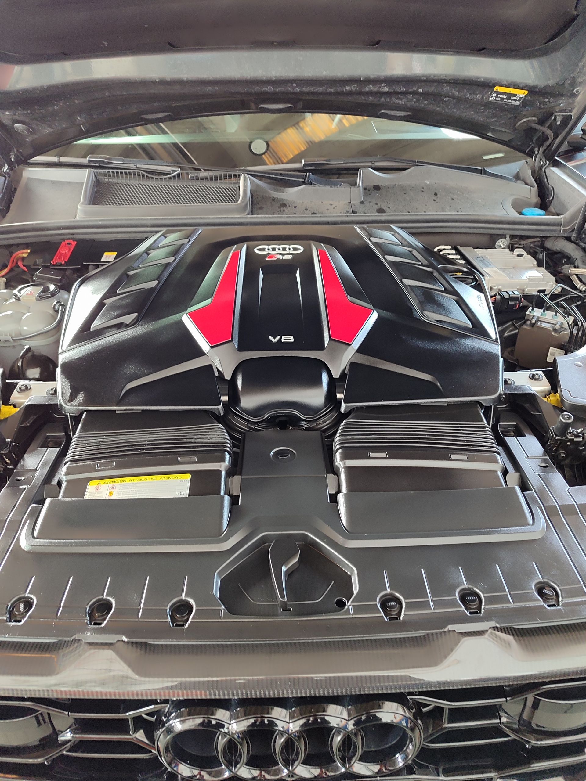 Vano motore dell'auto sportiva Audi.