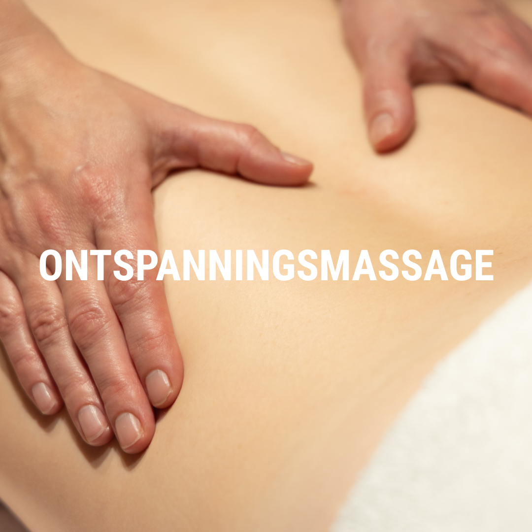 Handen die een ontspannende massage geven op iemands rug, met het woord 