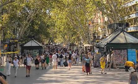 Las Ramblas, faimosul bulevard pietonal din Barcelona, plin de viață, artiști stradali și restaurante vibrante.
