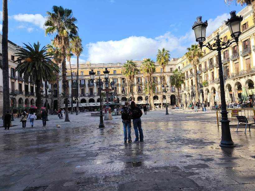 Plaça Reial, o piață istorică elegantă din Barcelona, cunoscută pentru lampadarele proiectate de Antoni Gaudí.