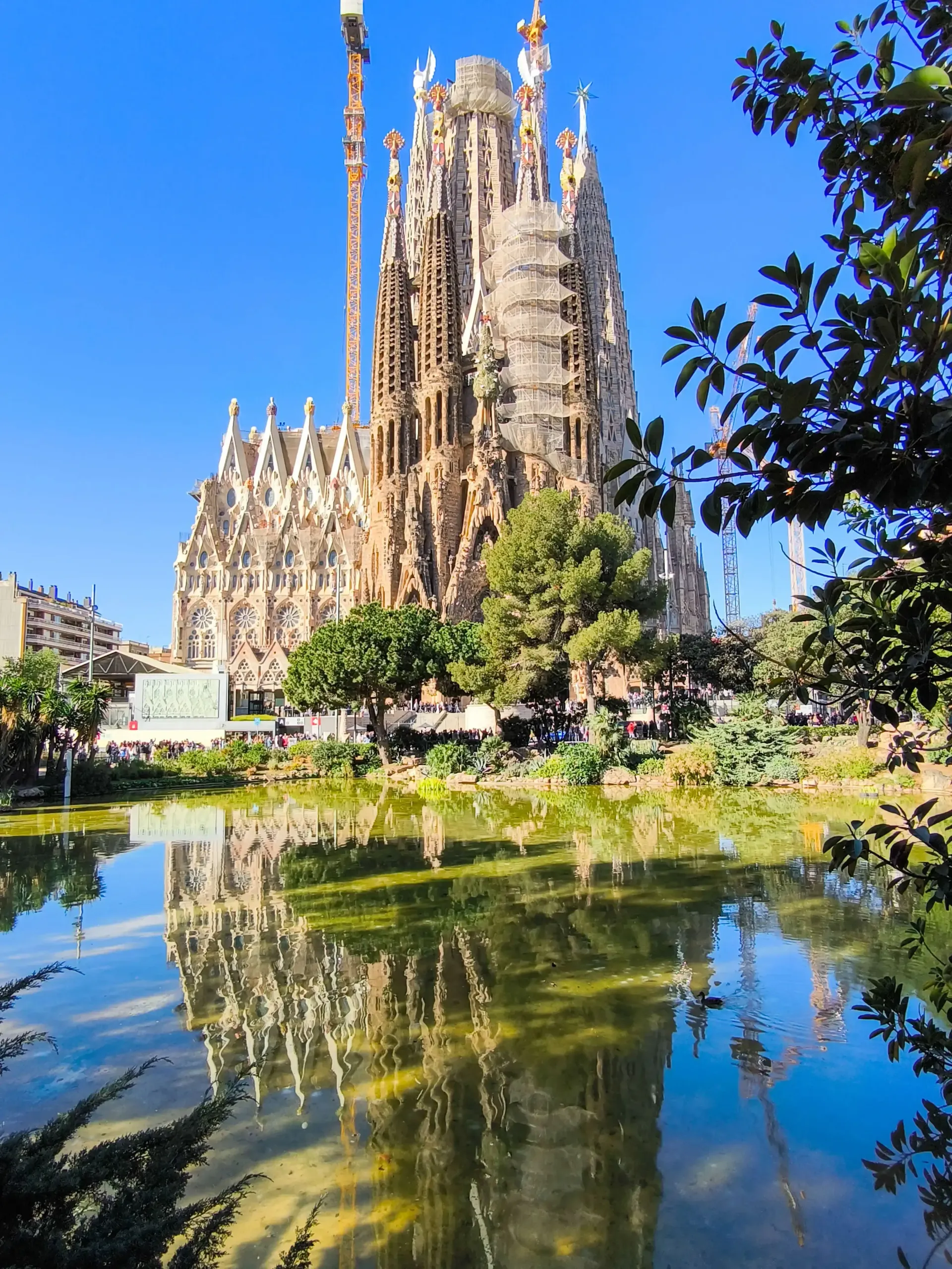 Sagrada Familia, cea mai faimoasă biserică neterminată din lume, proiectată de Antoni Gaudí, simbol al Barcelonei.
