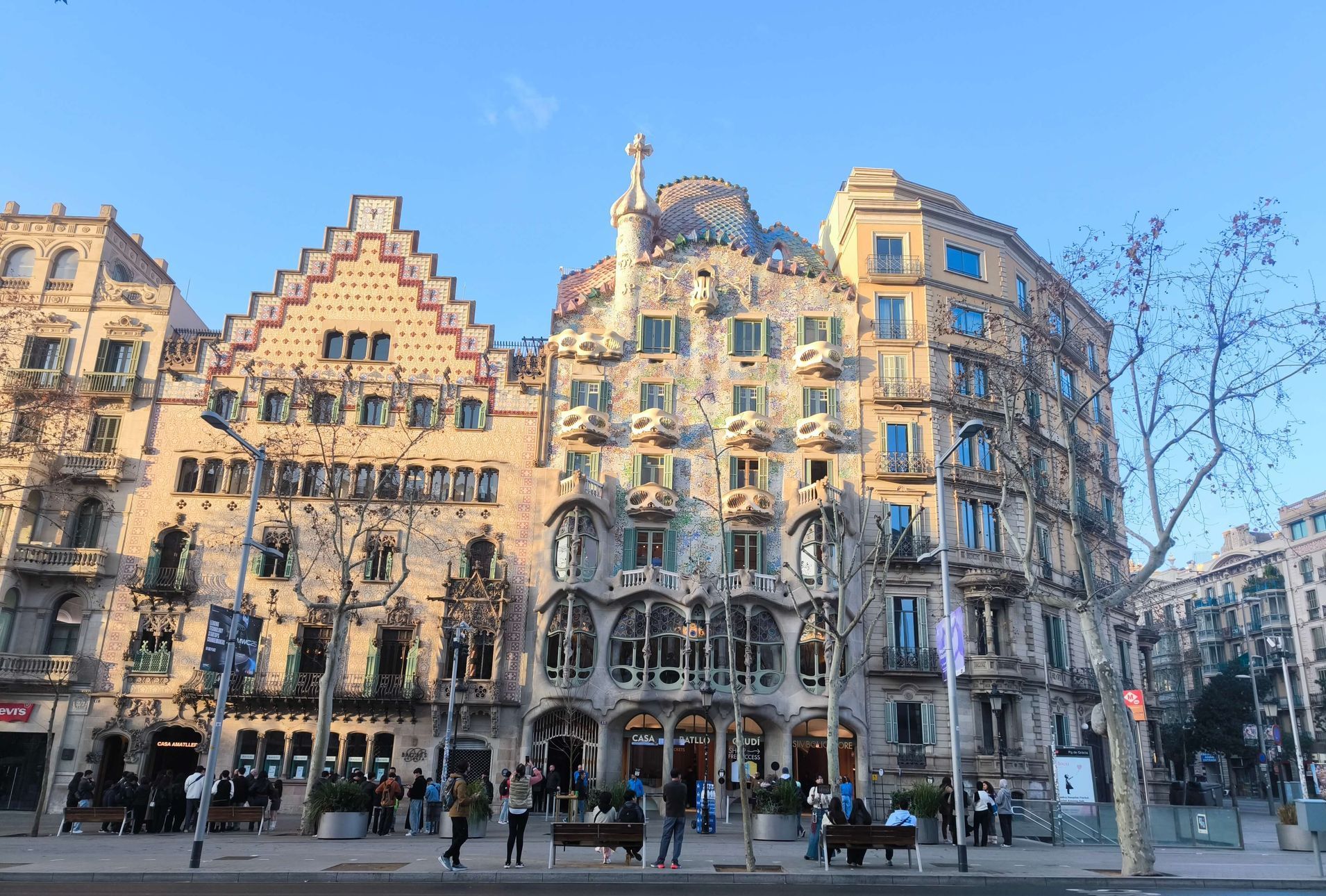 Casa Batlló, capodopera lui Antoni Gaudí de pe Passeig de Gràcia, celebră pentru fațada sa colorată și acoperișul în formă de dragon.