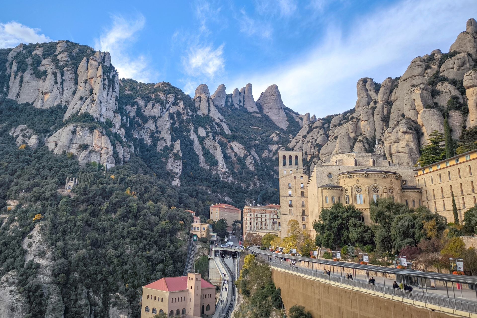 Bazilica Montserrat și munții Bazilica Montserrat și vârfurile munților, vedere panoramică a complexului