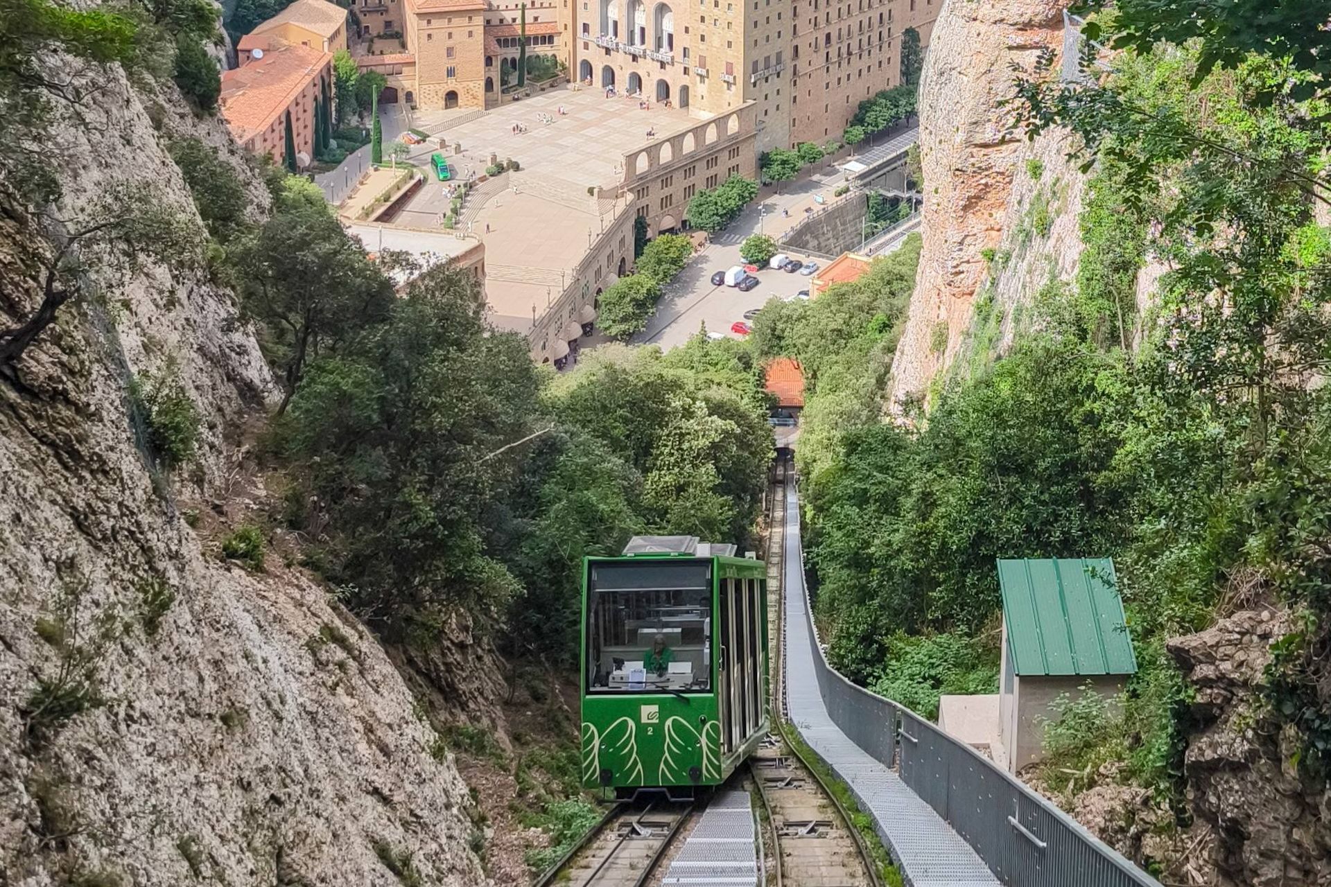 Mănăstirea Montserrat văzută de sus, cu funicularul și peisaj montan spectaculos