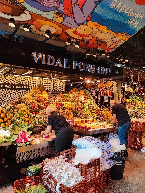 Mercat de la Boqueria, piața alimentară emblematică a Barcelonei, cu produse proaspete, tapas și delicatese locale.