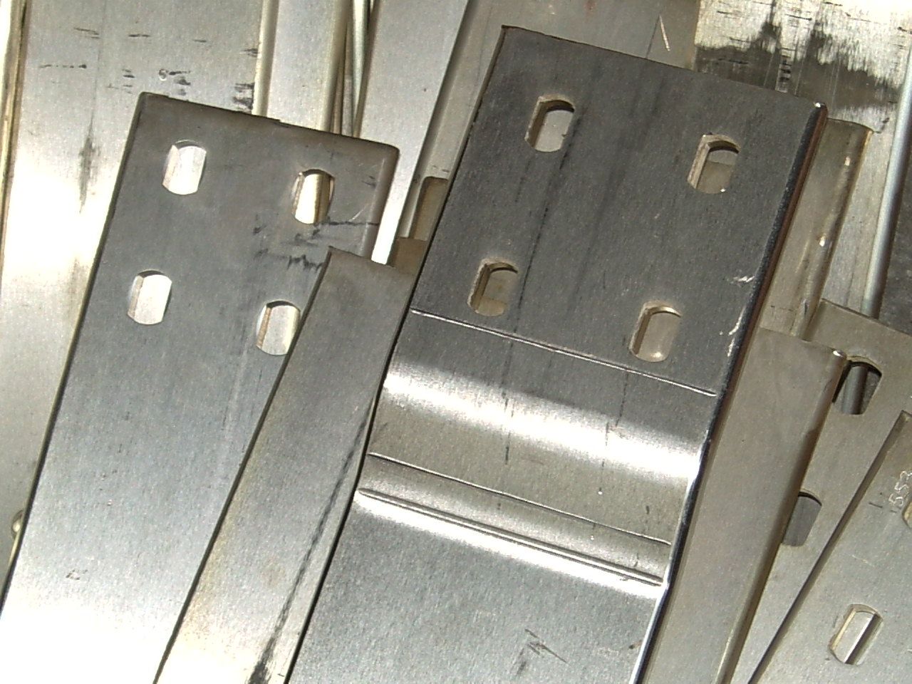 Un mucchio di pezzi di metallo con dei buchi