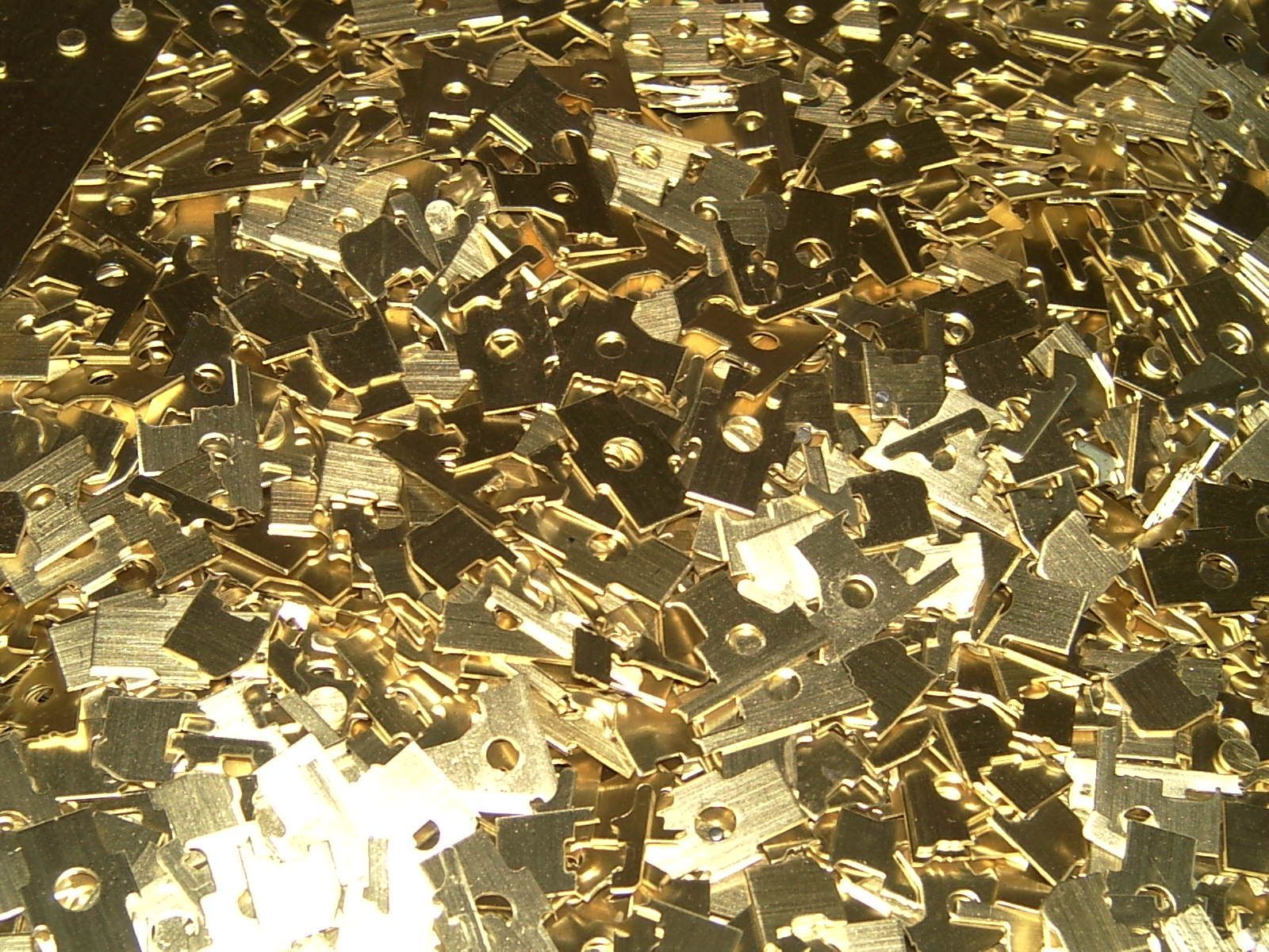 Un mucchio di pezzi di metallo oro e nero