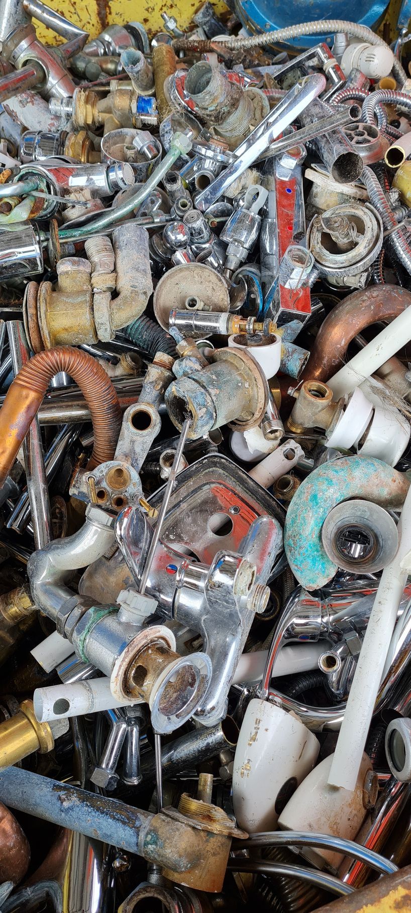 Sopra un tavolo c'è un mucchio di rottami metallici.