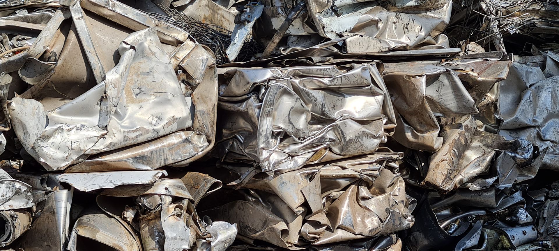 Una pila di rottami metallici è impilata una sopra l'altra.
