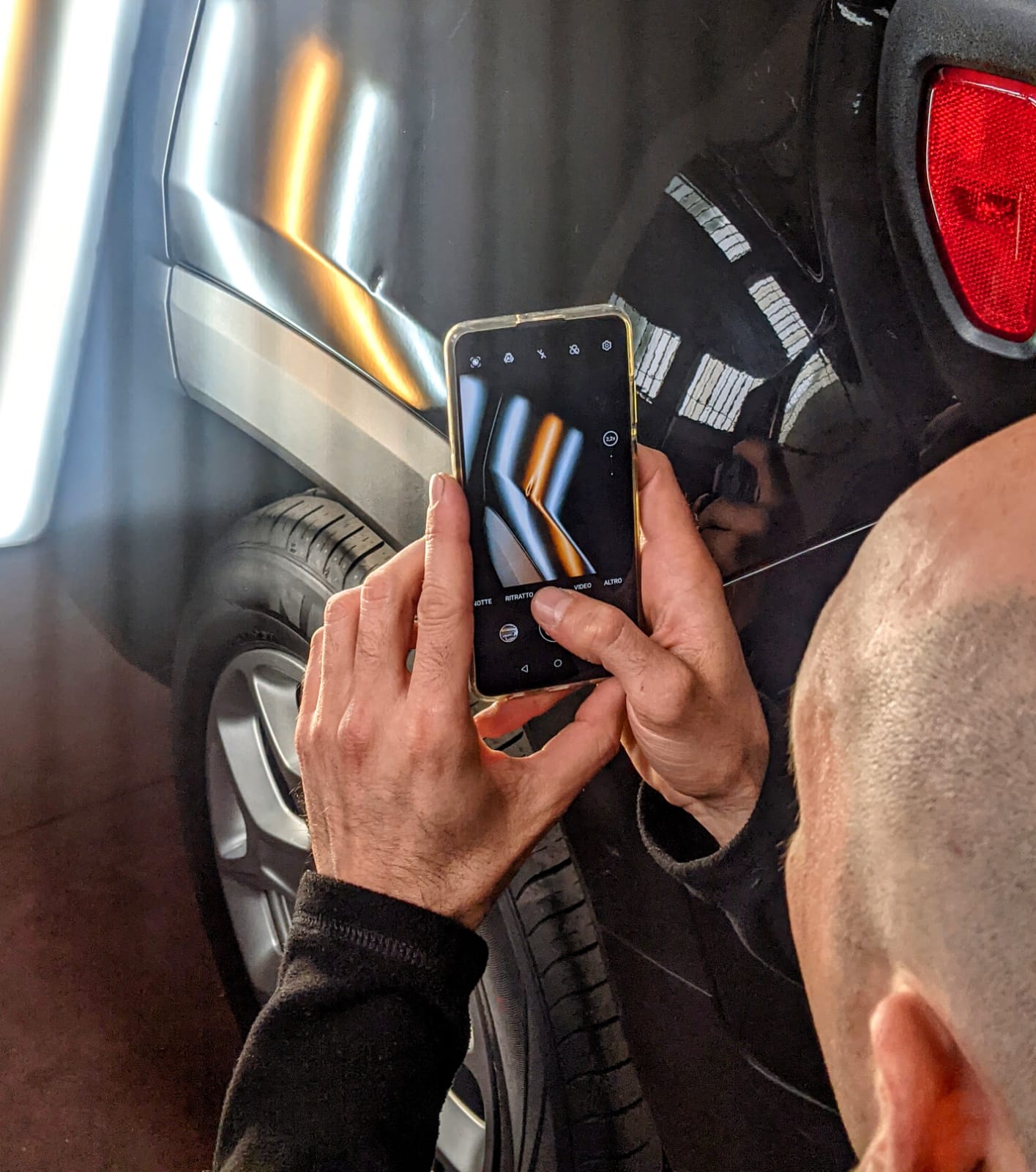 Scatta la tua foto e inviala al nostro numero Whatsapp Foto di un bollo sull'auto