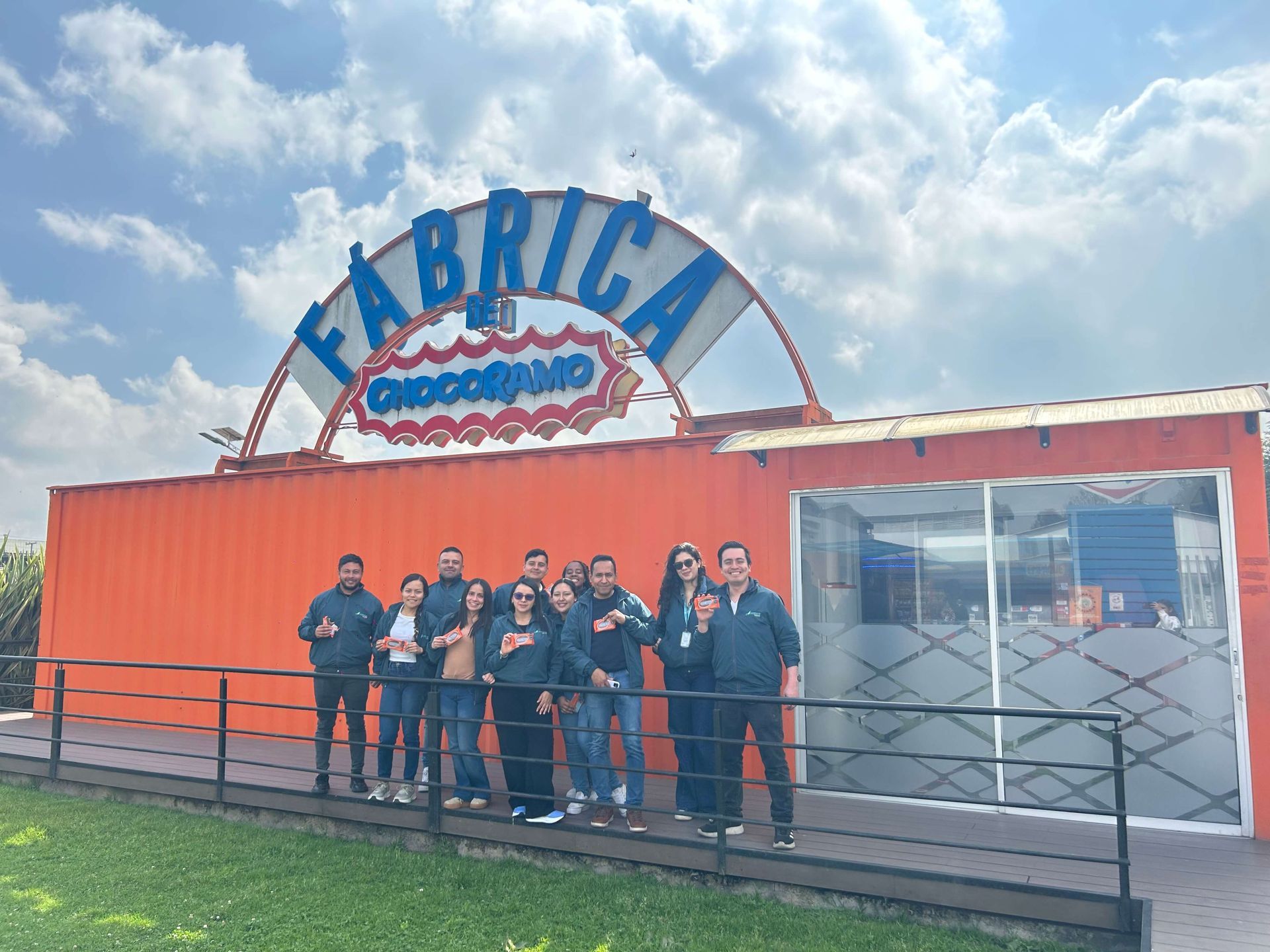 Equipo empresarial en visita a la fábrica de Chocoramo
