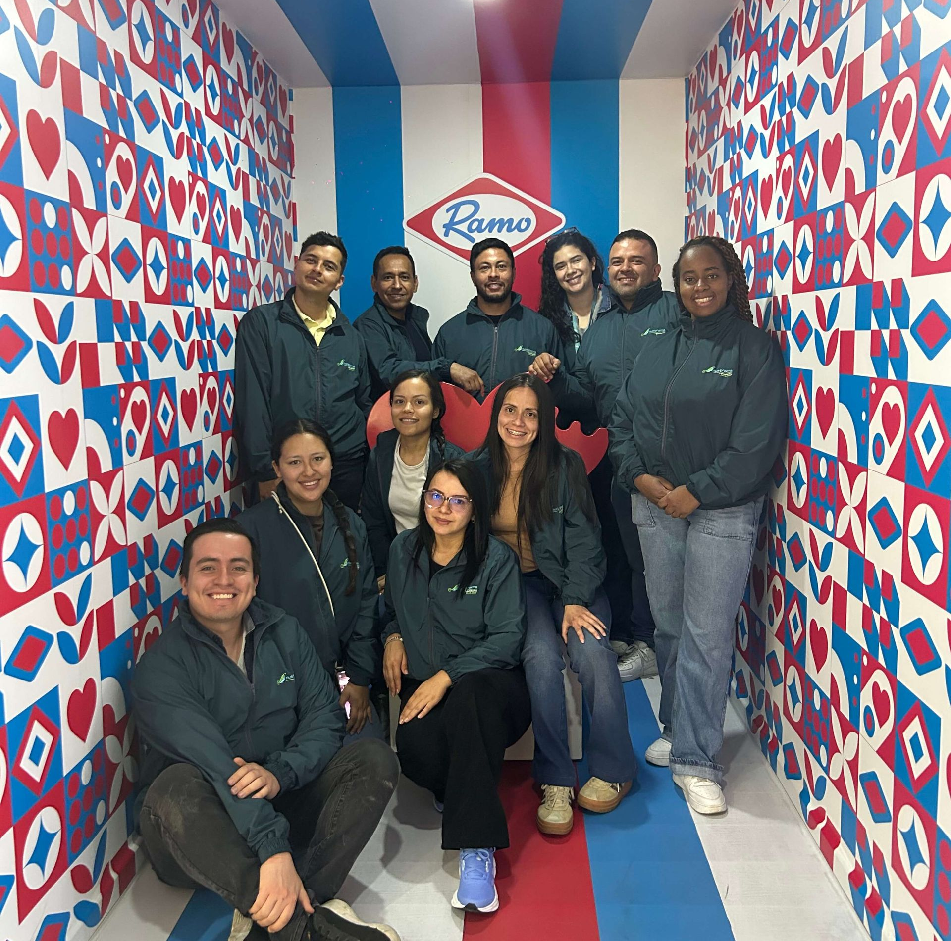 Equipo empresarial durante visita corporativa a instalaciones de Ramo