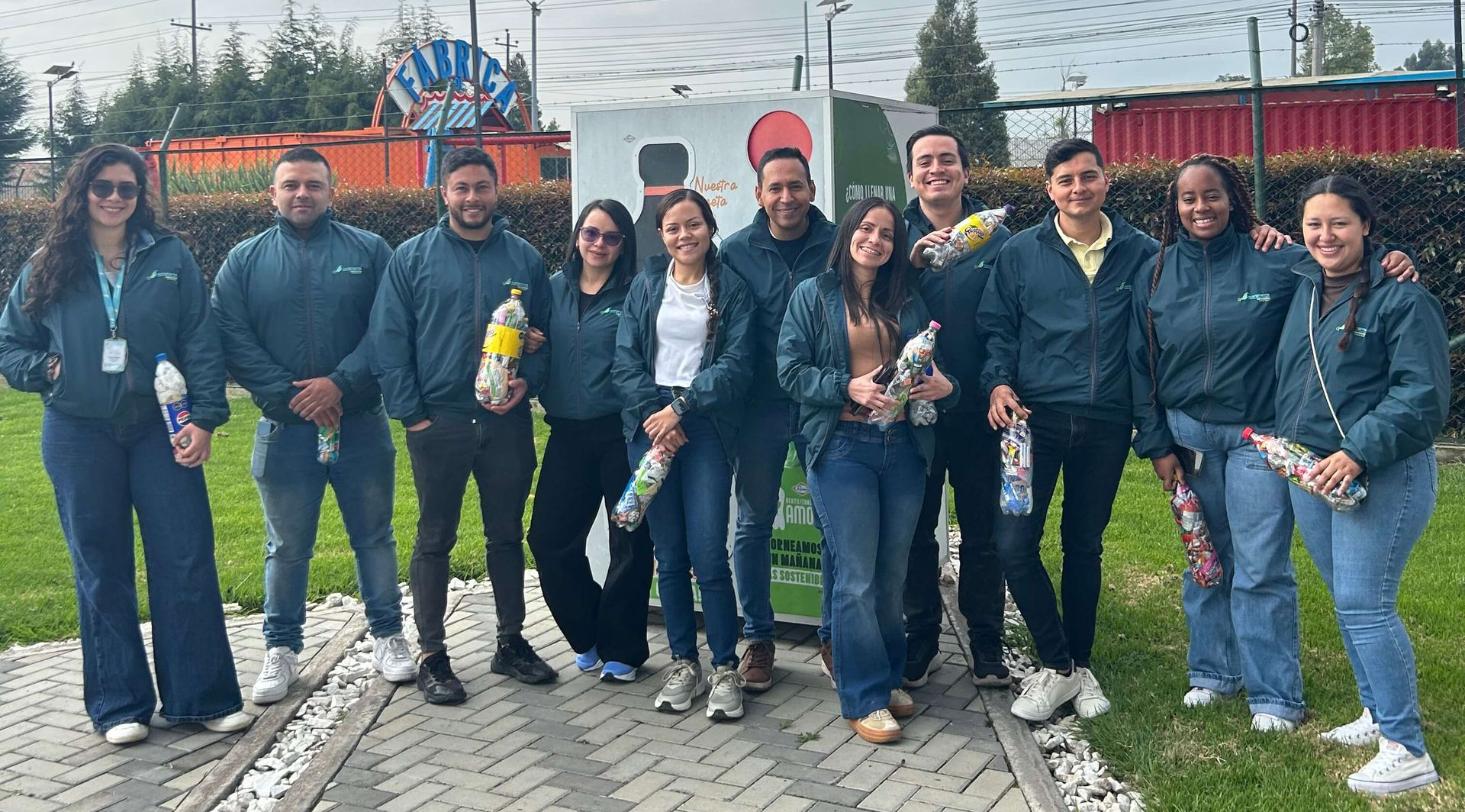 Equipo empresarial en actividad de reciclaje y sostenibilidad en Ramo