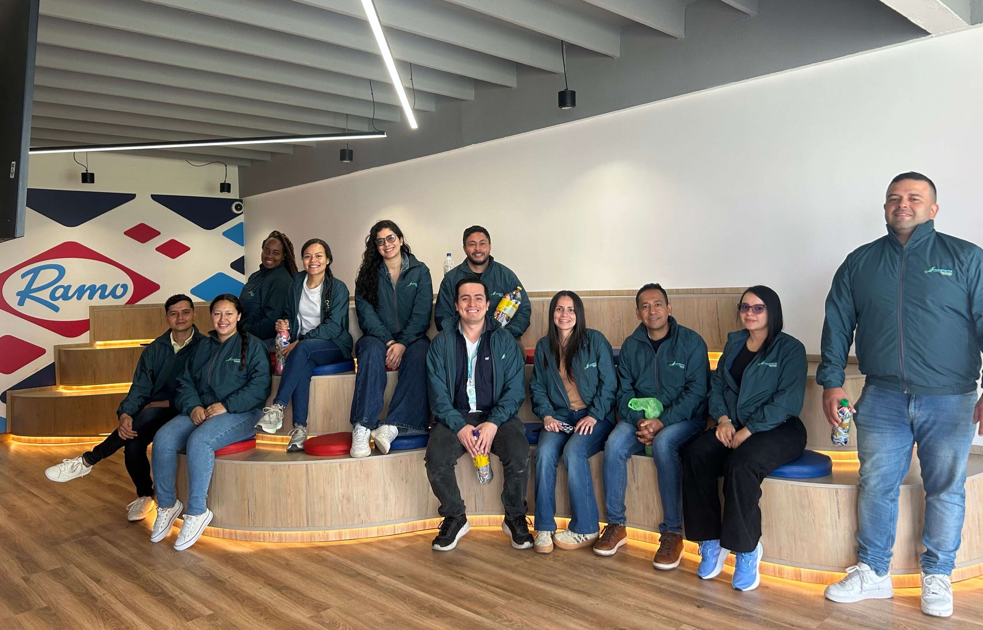 Equipo empresarial durante visita corporativa en instalaciones de Ramo
