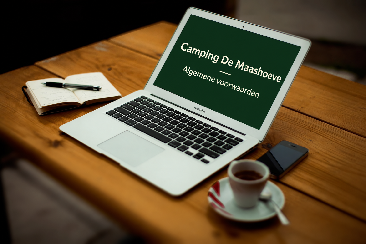 Laptop met Camping De Maashoeve en Algemene voorwaarden op het beeldscherm