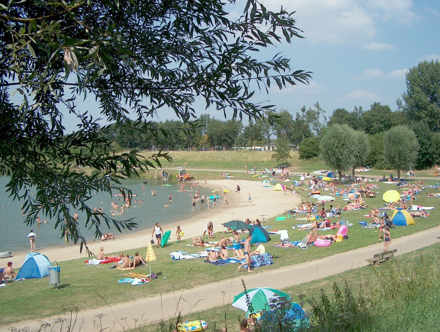 de zwemvijver op 700m vd camping