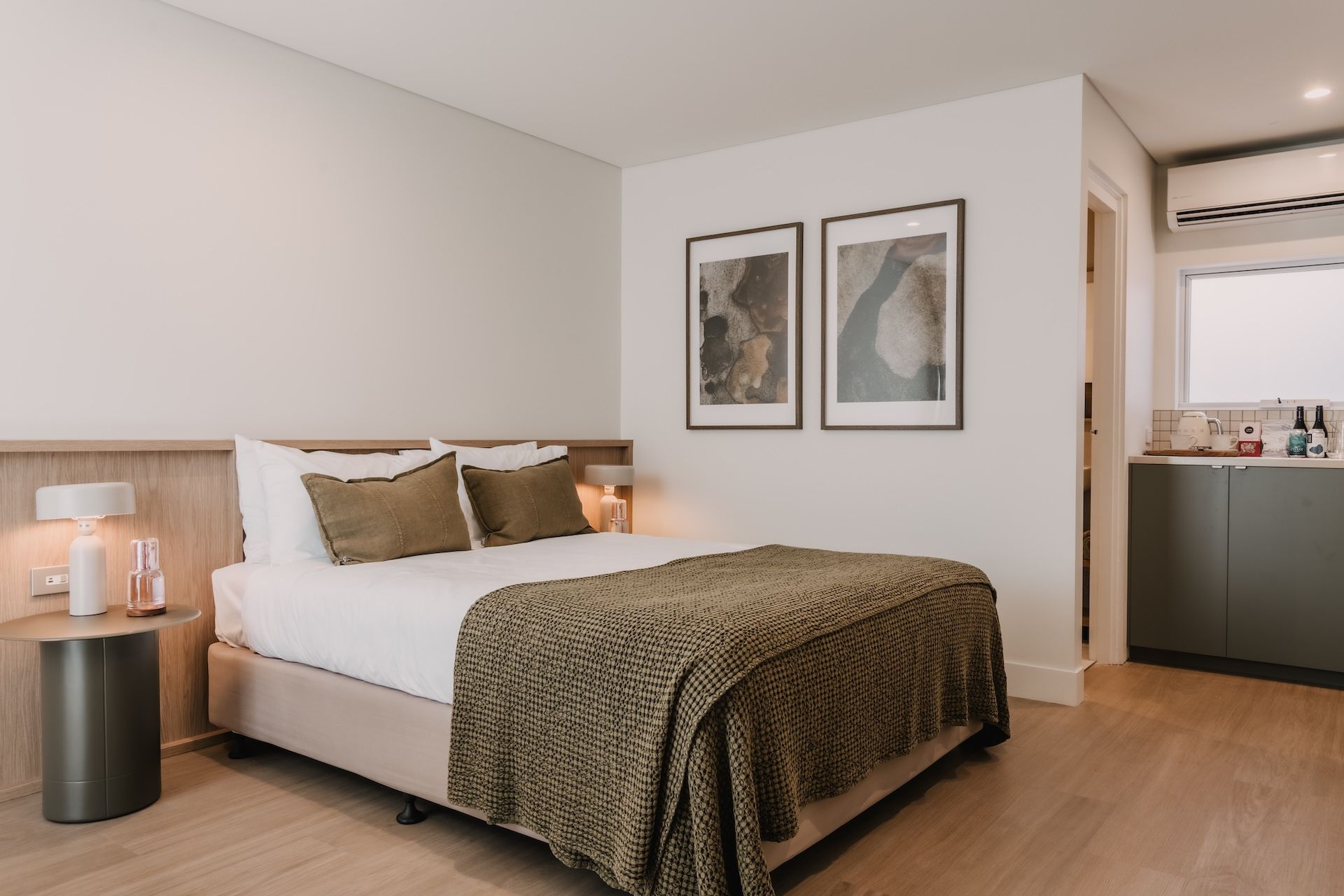 South House Hotel classic queen room and refreshement bar