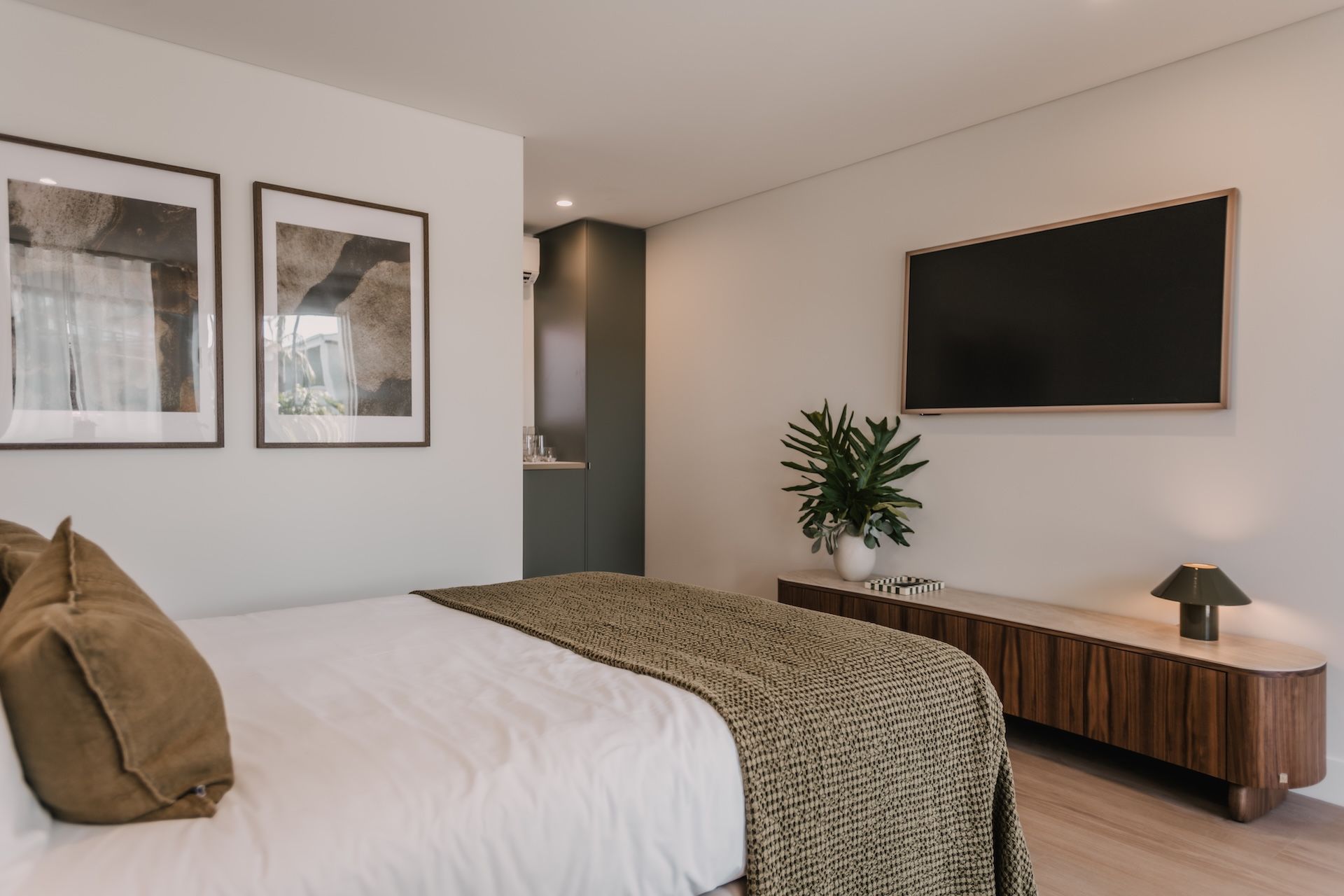 South House Hotel Classic queen room with TV