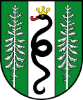 Grüner Schild mit einer schwarzen Schlange auf weißem Streifen, flankiert von zwei weißen Bäumen und gekrönt von einer Krone.