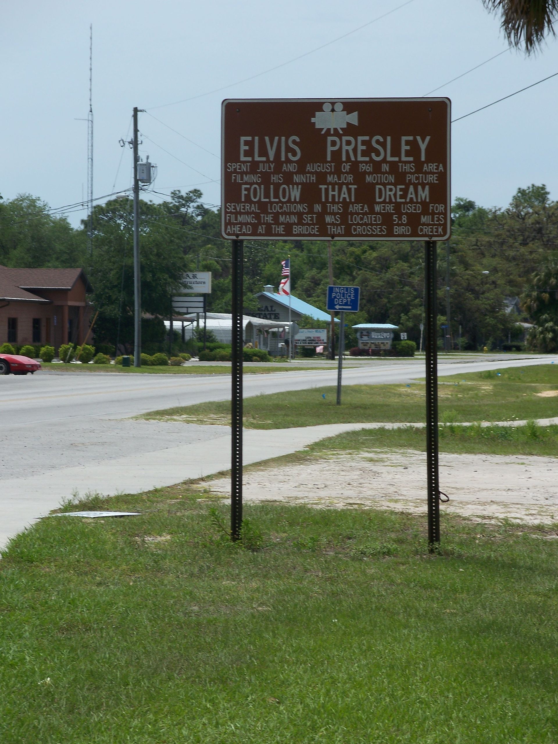 A sign that says elvis presley on it
