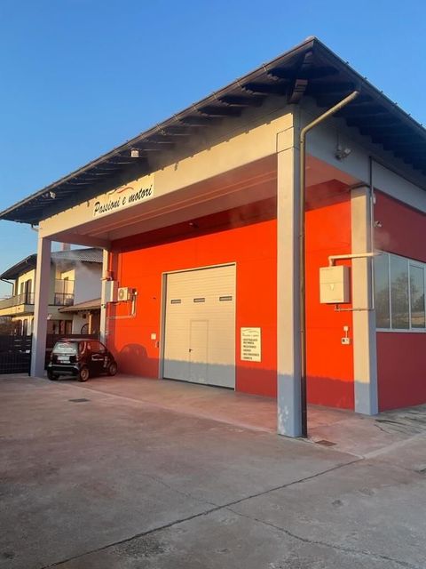 Un edificio rosso con un'auto parcheggiata di fronte