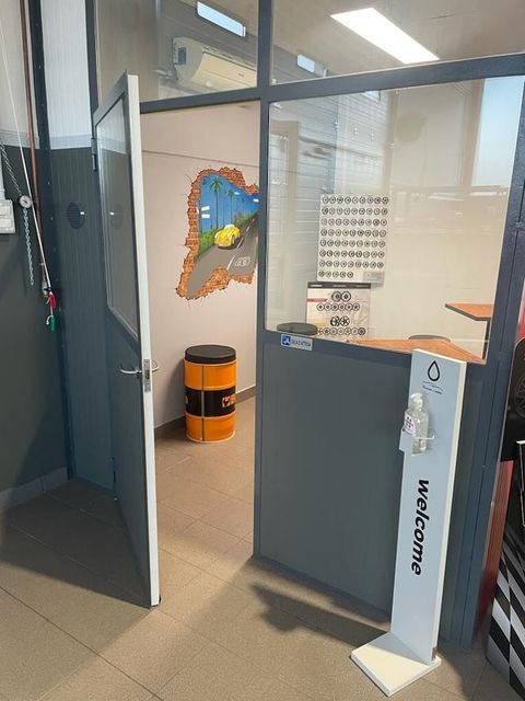 Una porta è aperta su una stanza con un cartello che dice benvenuti.